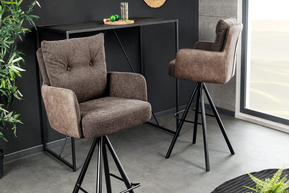 riess-ambiente Barhocker BIG GEORGE taupe/schwarz - Samt, drehbar, Metall-Beine, mit Armlehne (Einzelartikel, 1 St), mit Taschenfederkern & Fußablage – ideal für Küchentresen oder Bar