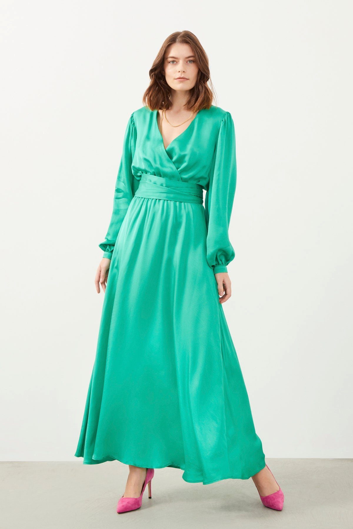 Maxikleid schwarzes,doppelreihiges,mit gurtel und gummizug an der taille