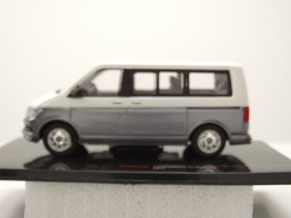 ixo Models Modellauto VW T6 Bus Multivan 2017 weiß grau, Maßstab 1:43
