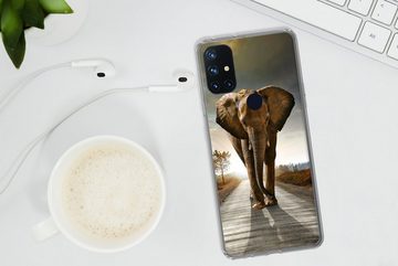 MuchoWow Handyhülle Elefant - Straße - Tiere - Sonnenuntergang - Landschaft, Phone Case, Handyhülle OnePlus Nord N10 5G, Silikon, Schutzhülle