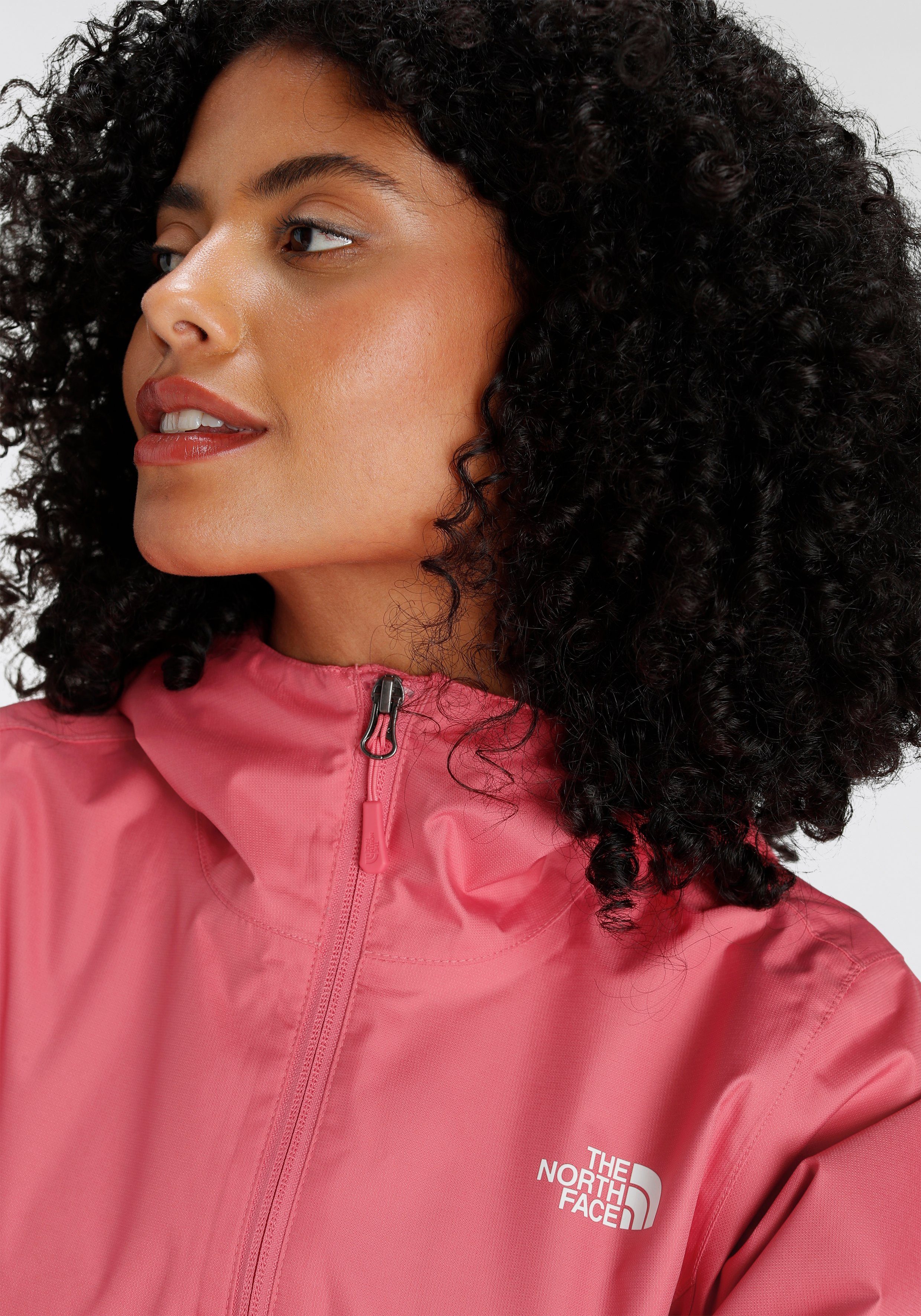 The North Face Funktionsjacke W QUEST cosmo - JACKET Logostickerei pink mit EU (1-St)