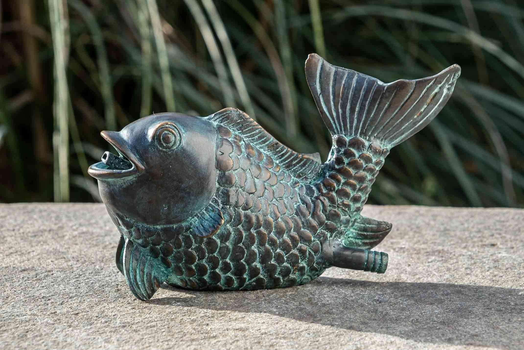 IDYL Gartenfigur IDYL Bronze-Skulptur Fisch gegen Die Fontäne, und in patiniert. und – Hand in UV-Strahlung. robust Frost, Modelle Regen werden – Langlebig – Bronze sehr gegossen von Wachsausschmelzverfahren witterungsbeständig Bronze