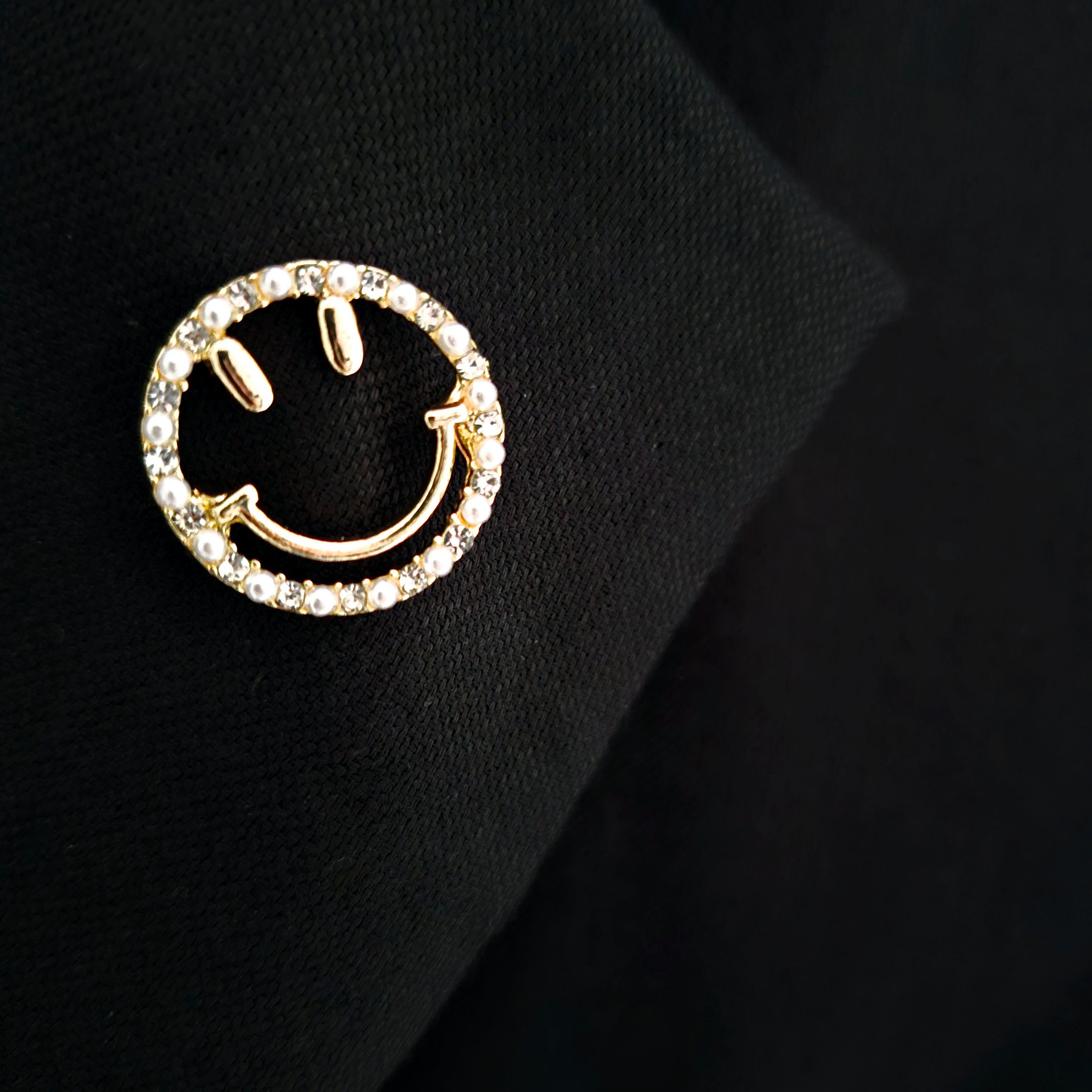 meytrade Brosche Pin Anstecker, Mode Trend 2026, Statement Smile Face, Smiley (1-tlg), Statement Smiley für dein individuellen Look