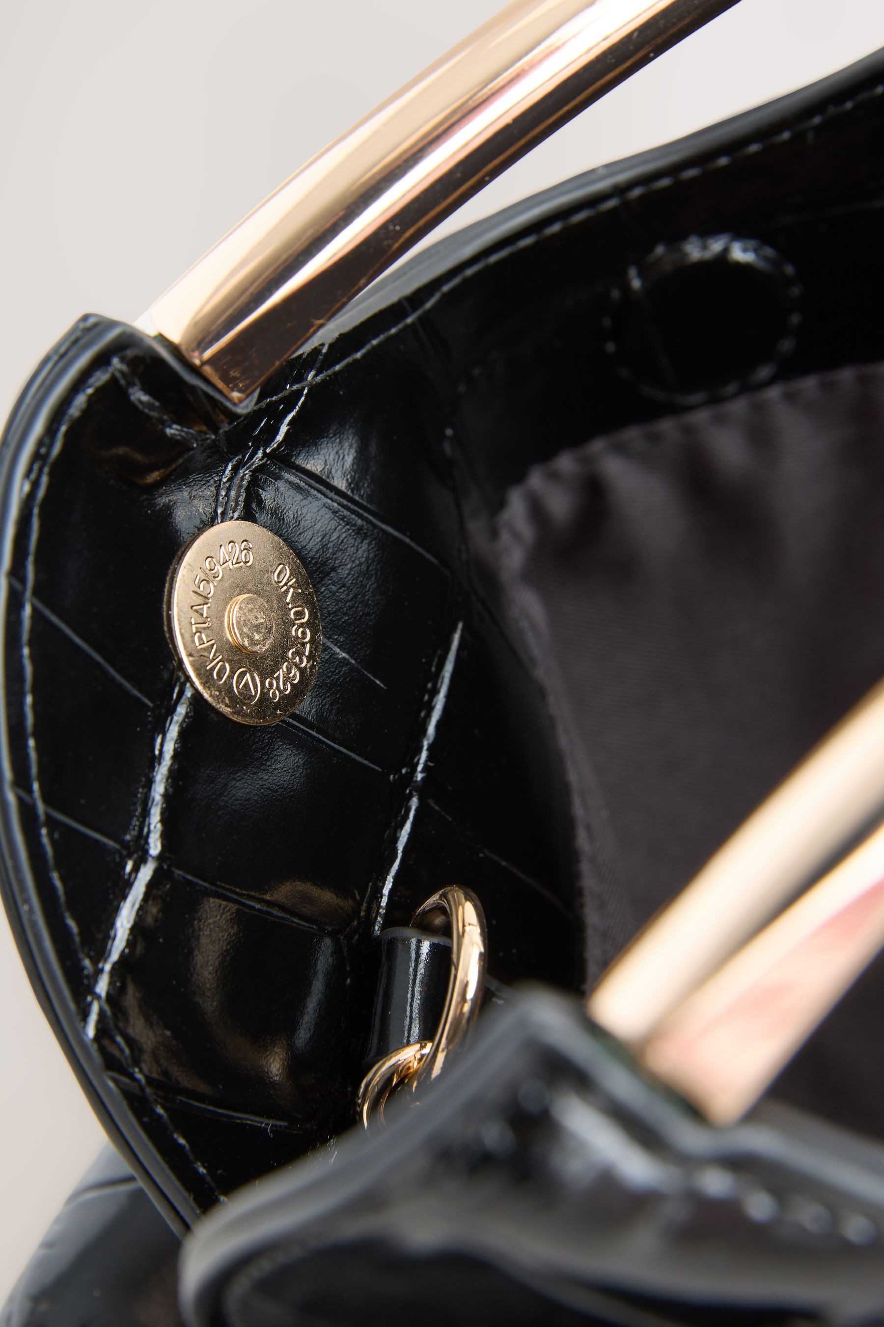 Next Clutch Tasche in Kroko-Optik mit Cut-out (1-tlg)