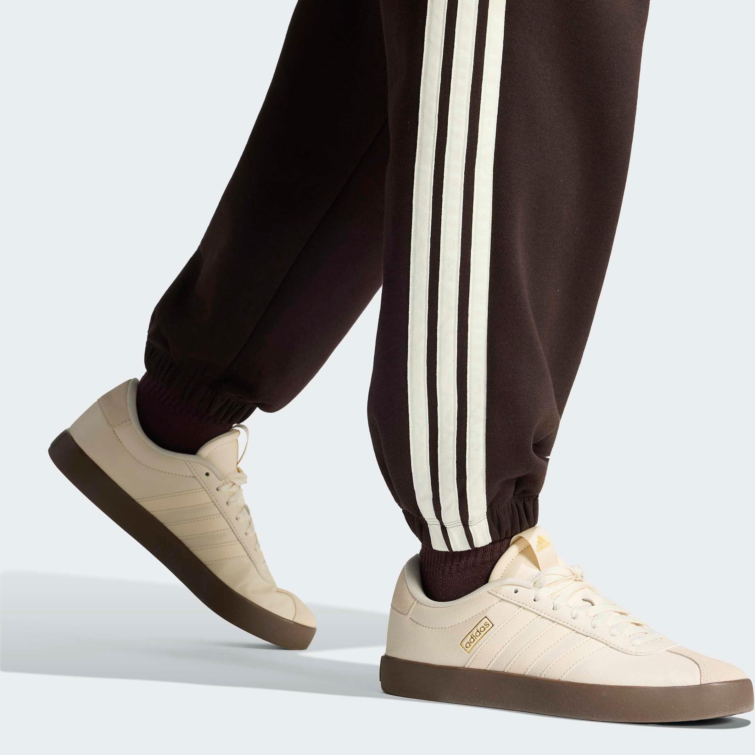 adidas Sportswear Sporthose ESSENTIALS 3-STREIFEN LOOSE-FIT Locker geschnitten, mit schmal zulaufender Beinform
