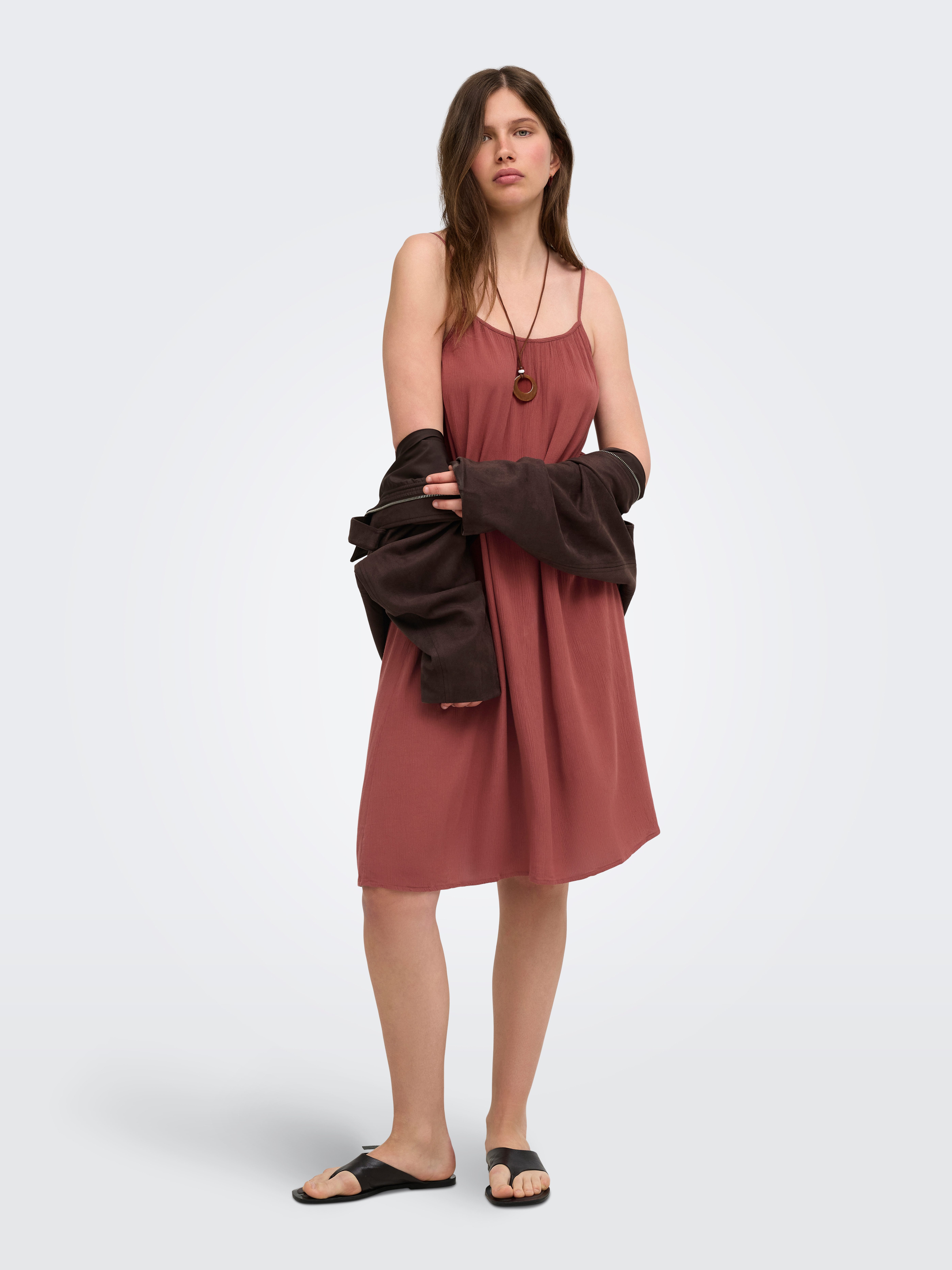 ONLY Trägerkleid ONLMAI STRAP DRESS WVN CS Viskose, regular fit