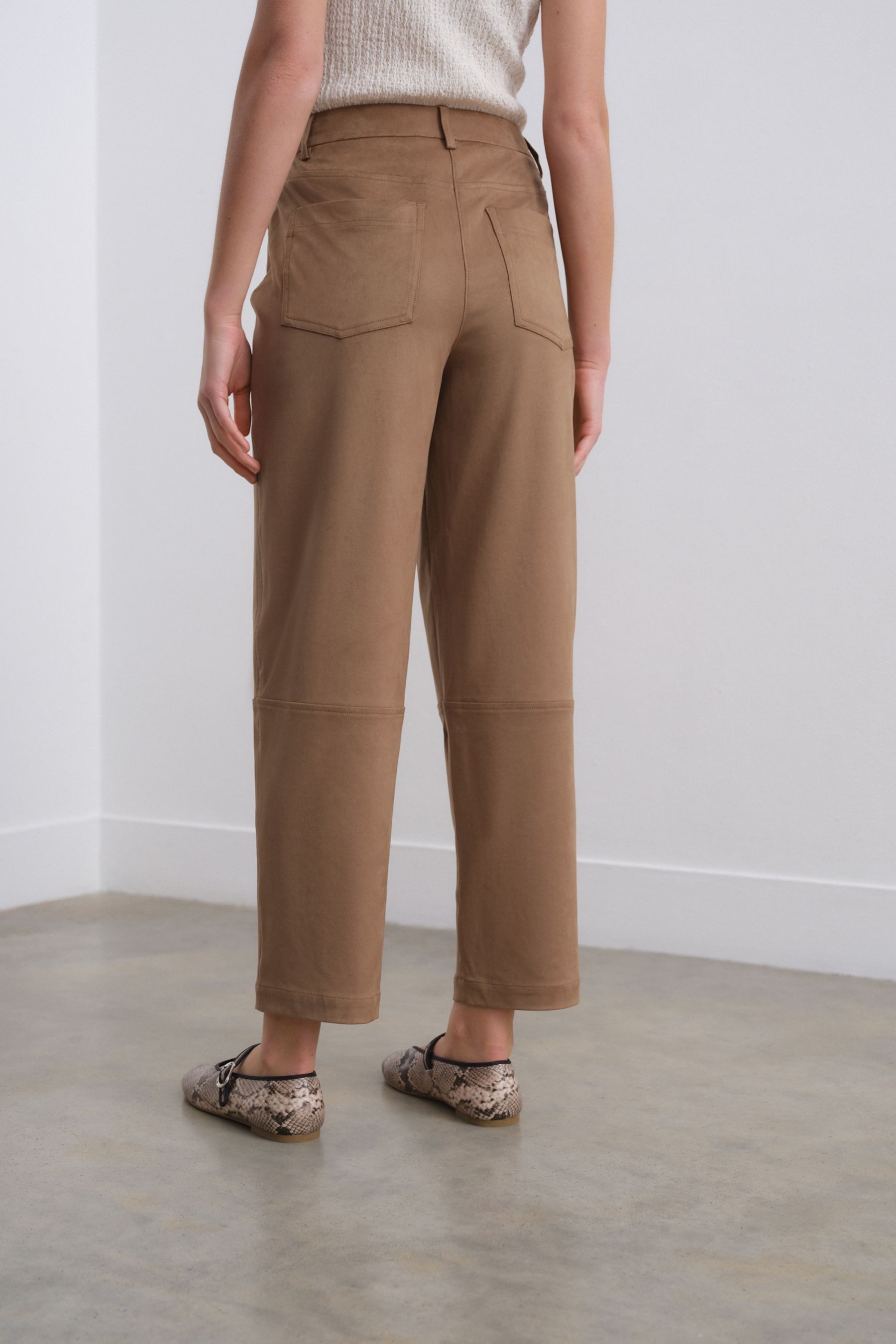 Next Lederimitathose Hose mit Barrel-Bein aus Velourslederimitat (1-tlg) günstig online kaufen