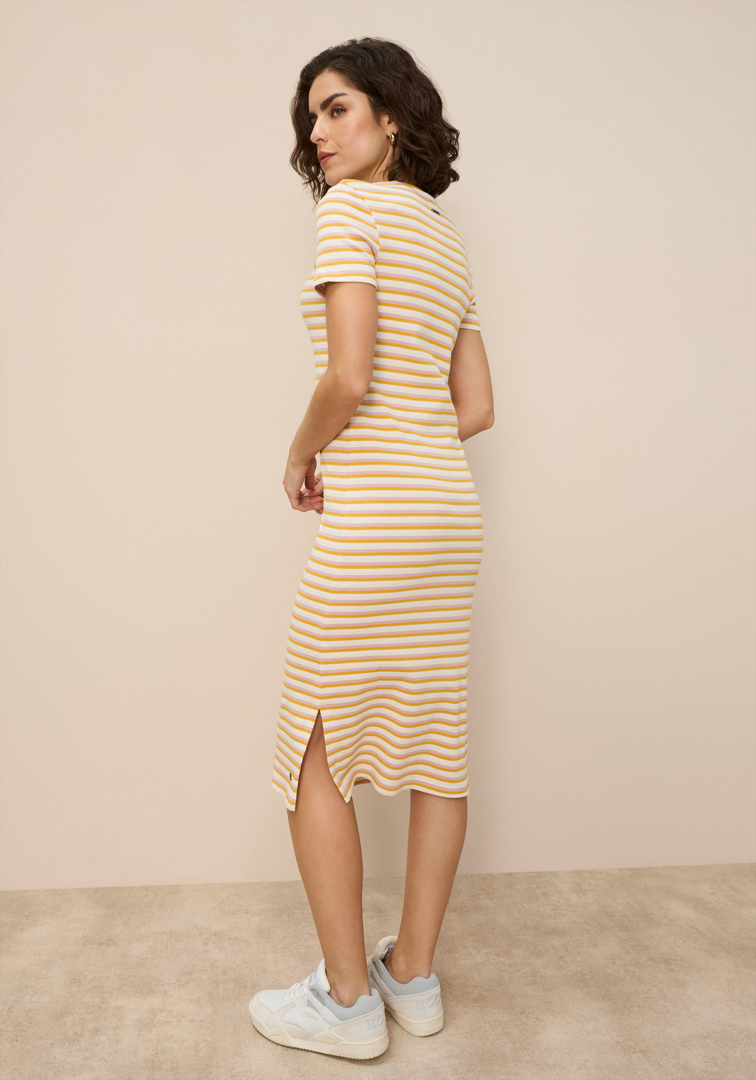 KangaROOS Midikleid Midikleid, figurbetonte Passform, Kurzarm, mit Schlitz am Saum