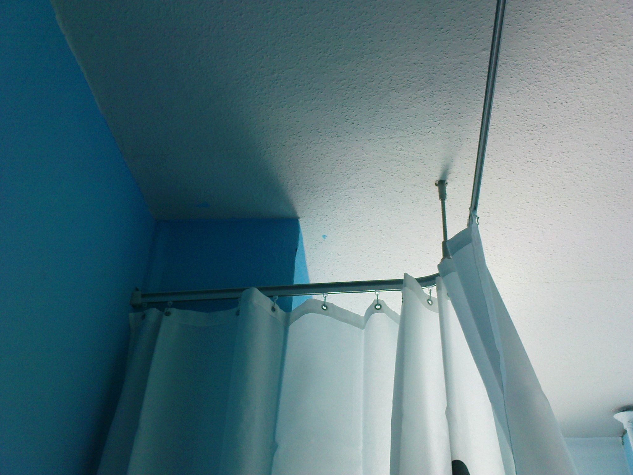 LikeKa Duschvorhangstange komplettset mit Duschvorhang,Gleitern und 2 Deckenhalterungen, Barrierefrei, behindertengerecht Bequemes durchschieben des Vorhangs