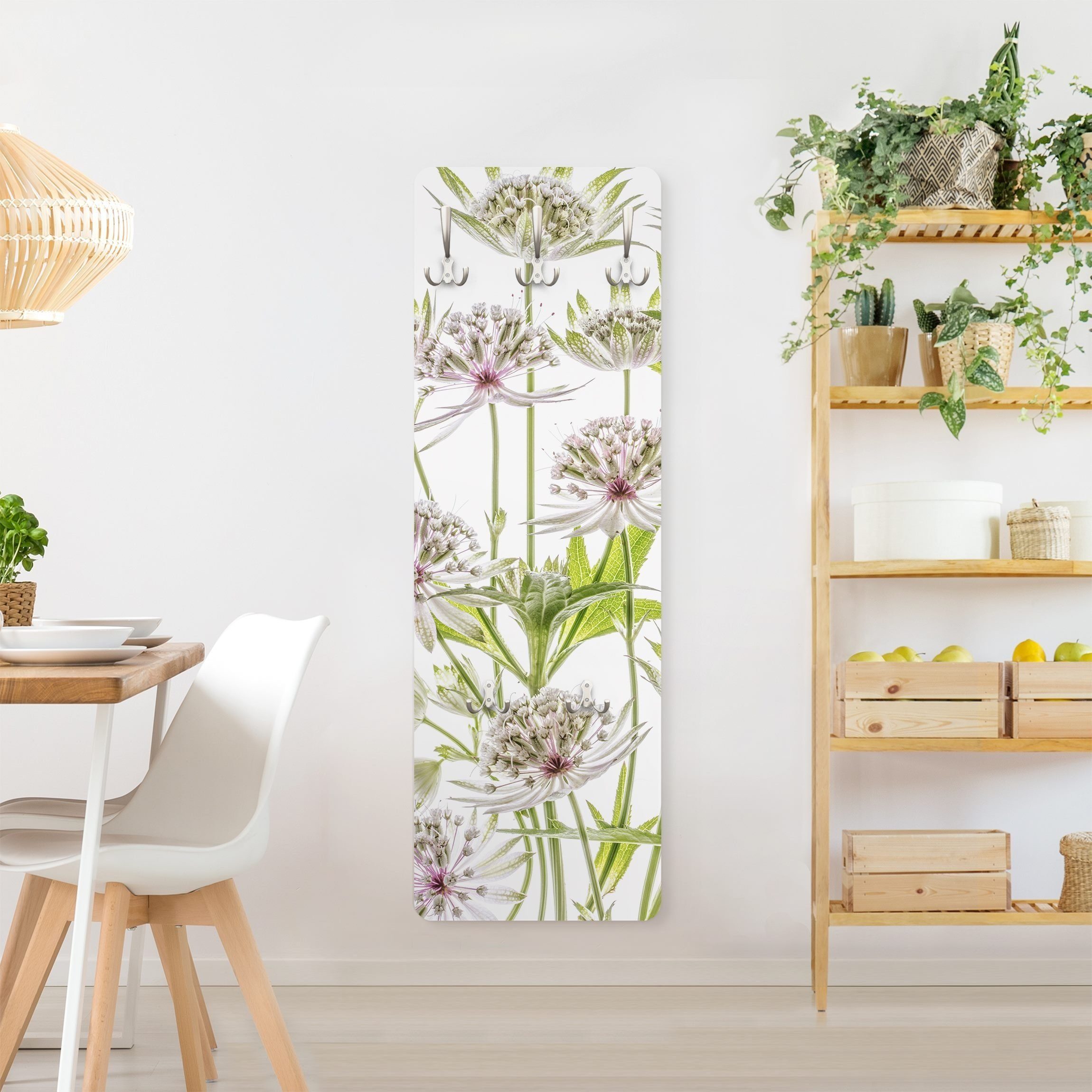 Bilderdepot24 Garderobenpaneel grün Blumen Floral Große Sterndolden Design (ausgefallenes Flur Wandpaneel mit Garderobenhaken Kleiderhaken hängend), moderne Wandgarderobe - Flurgarderobe im schmalen Hakenpaneel Design