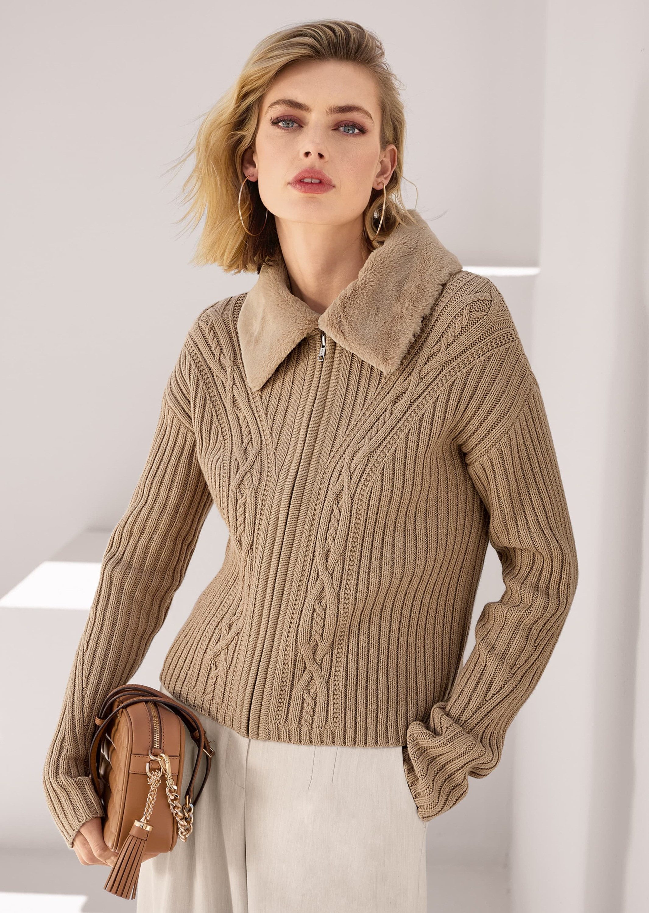 MADELEINE Strickjacke Strickjacke mit Webpelzkragen günstig online kaufen