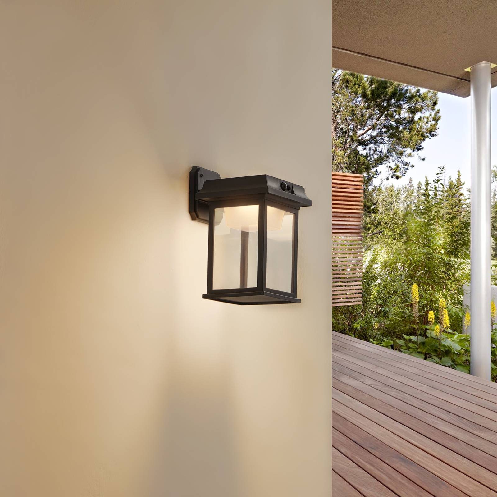 Lindby Außen-Wandleuchte Latarka, LED, Kunststoff Schwarz warmweiß IP44mit Bewegungsmelder, 1 x 8 W LED, warmweiß