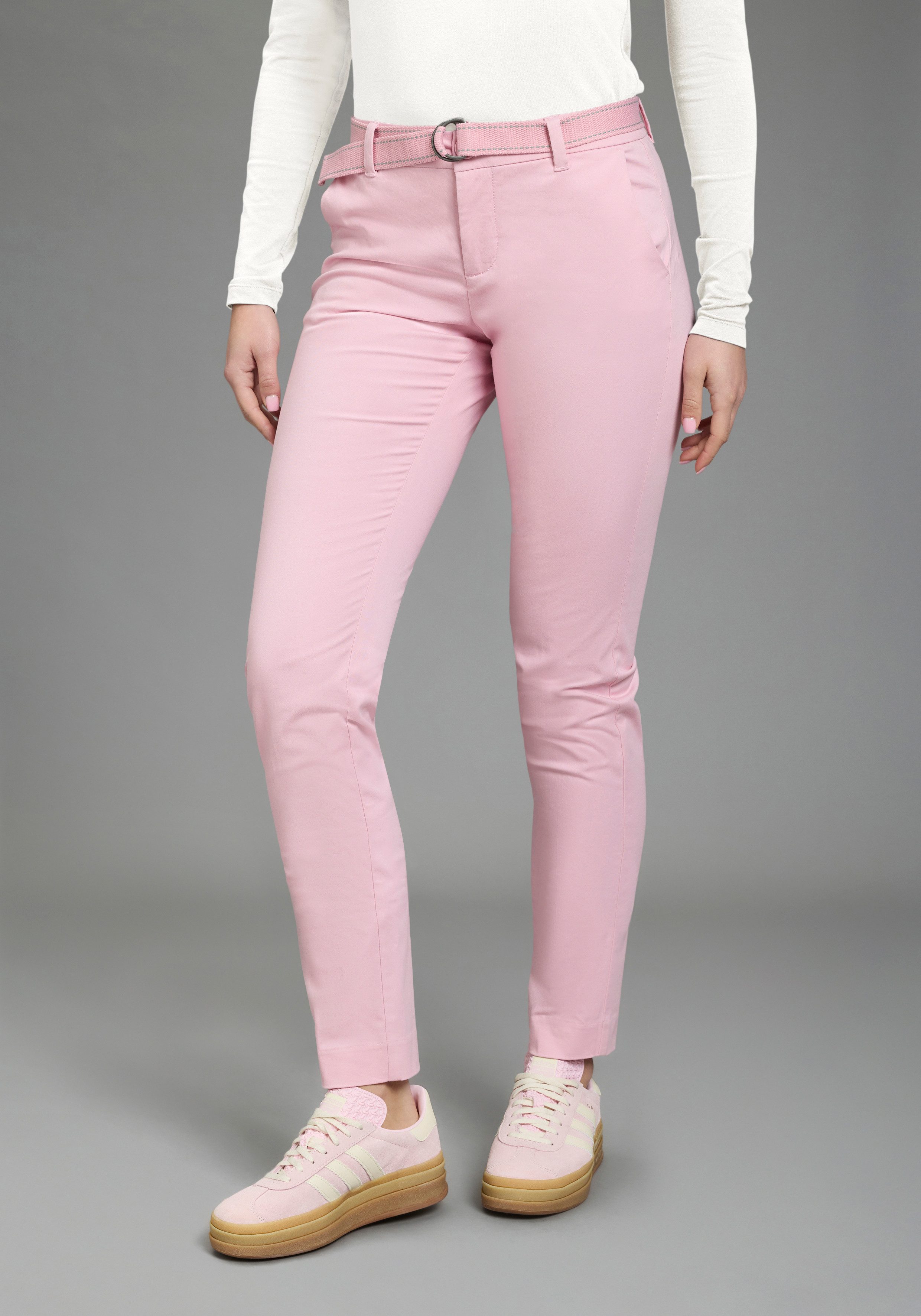 AJC Chinohose (2-tlg) in lässiger Form mit konstrastfarbendem Gürtel