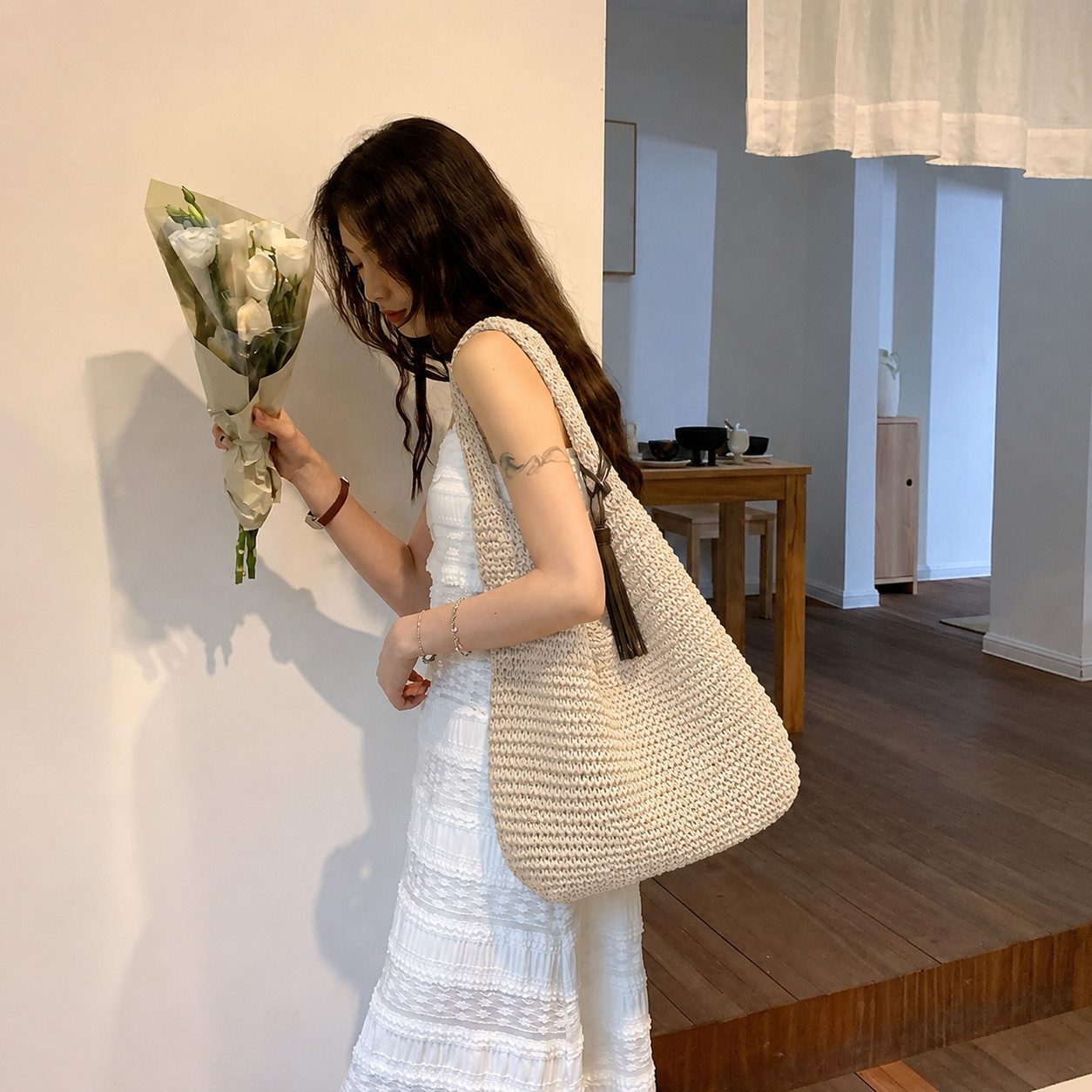 MOPUEA Strandtasche Strohtasche Damen Sommer Strandtasche Groß Gewebt Für Urlaub (Geflochtene Tote Bag Mit Großem Stauraum Für Alltag Und Reisen, 1-tlg., Rattan Umhängetasche Mit Kosmetiktasche Strand Und Freizeitlook), Boho Schultertasche Aus Stroh Handgemacht Leicht Und Stilvoll