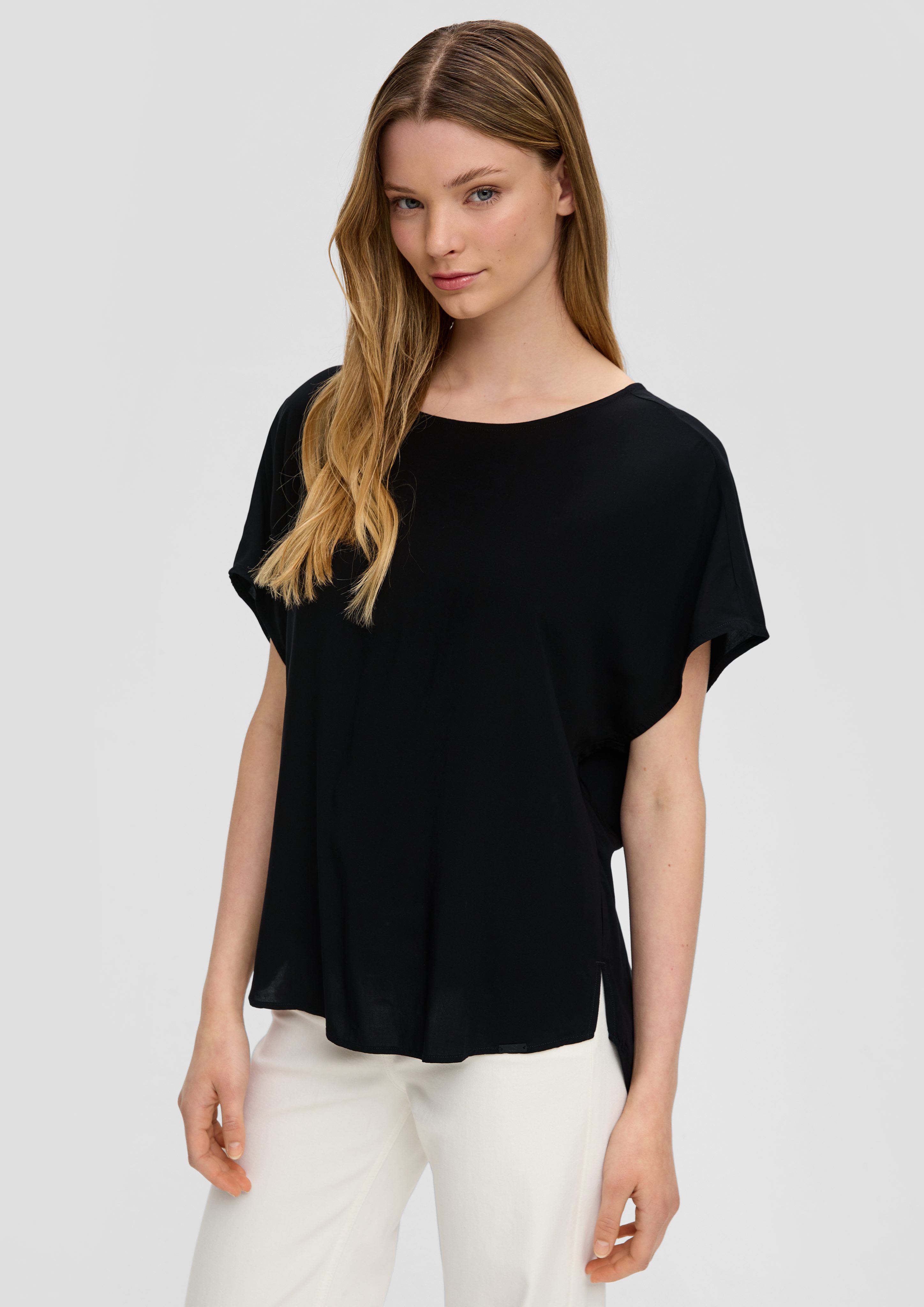 Kurzarmbluse Oversized Viskose-Bluse mit verlängertem Rückenteil