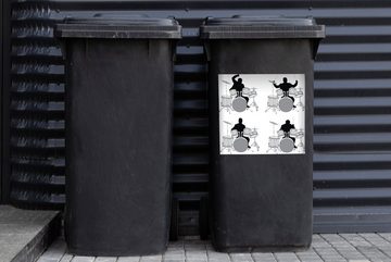 MuchoWow Wandsticker Vier Abbildungen einer Person hinter einem Schlagzeug in Schwarz-Weiß (1 St), Mülleimer-aufkleber, Mülltonne, Sticker, Container, Abfalbehälter