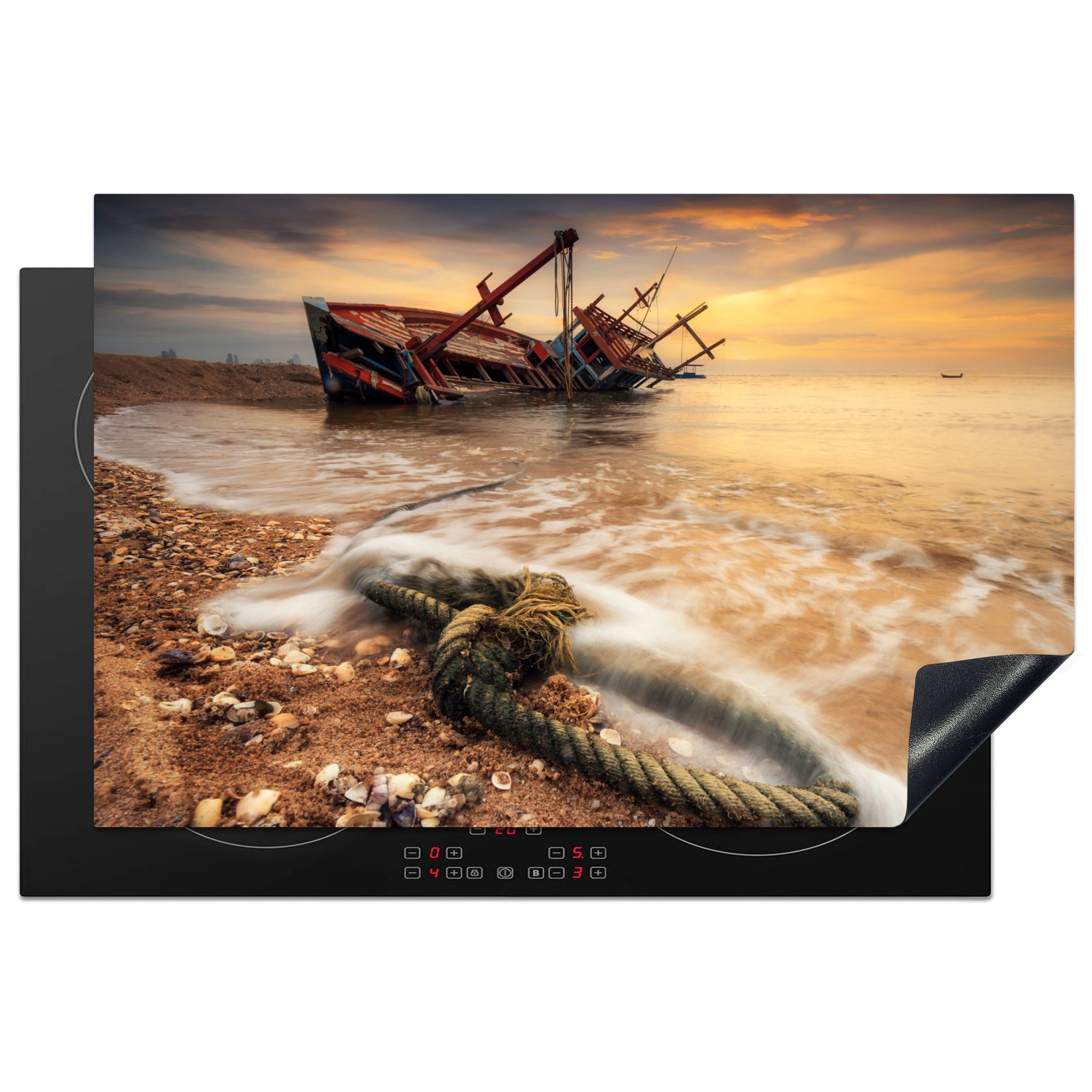 MuchoWow Herdblende-/Abdeckplatte Schiffswrack liegt seitlich im Meer mit orangefarbenem Himmel, Vinyl, (1 tlg), 81x52 cm, Induktionskochfeld Schutz für die küche, Ceranfeldabdeckung