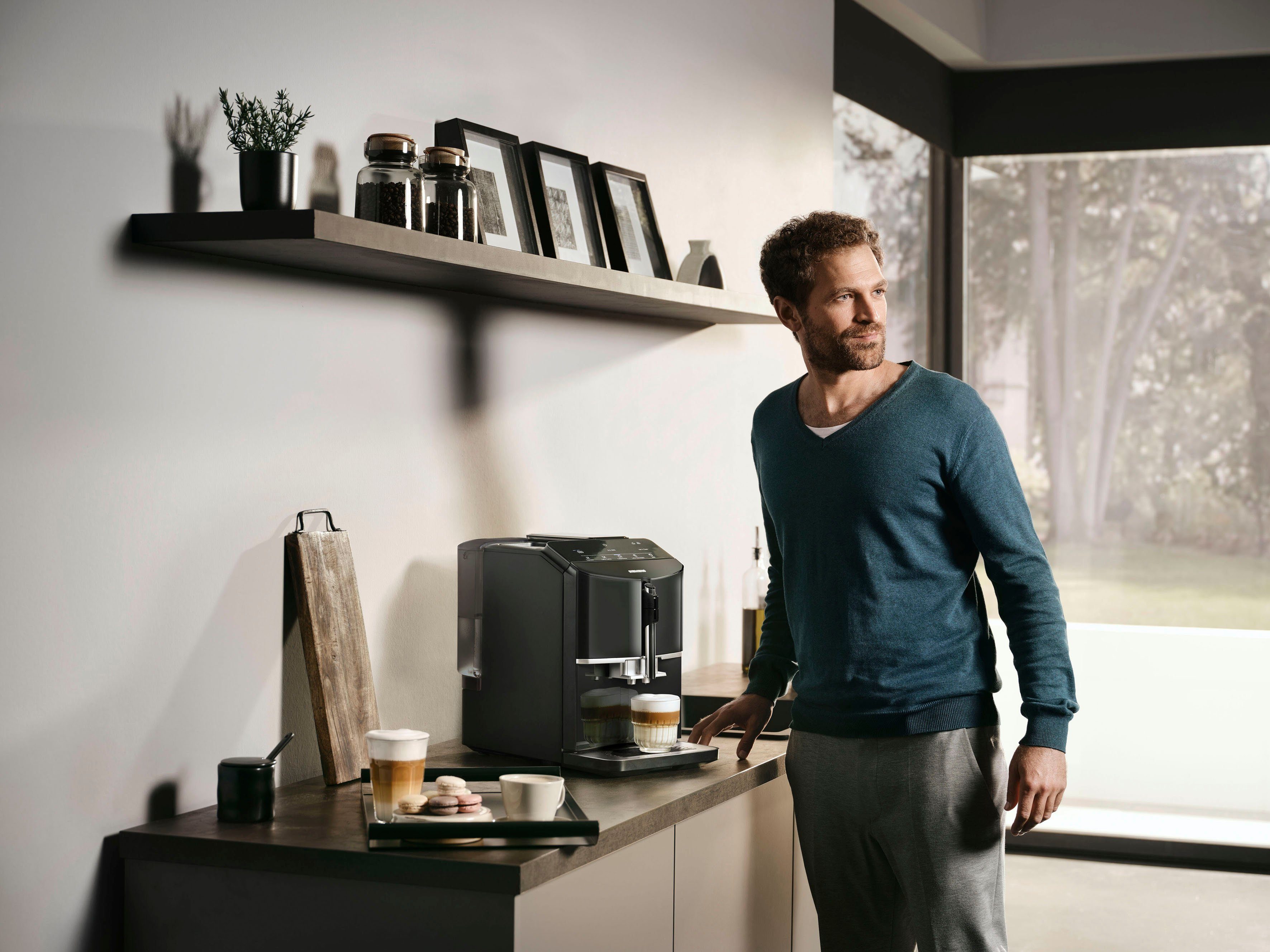 SIEMENS Kaffeevollautomat EQ300 TF301E19, viele Kaffeespezialitäten, OneTouch-Funktion, Milchaufschäumer, Keramikmahlwerk, klavierlack schwarz – Bild 4 von 5