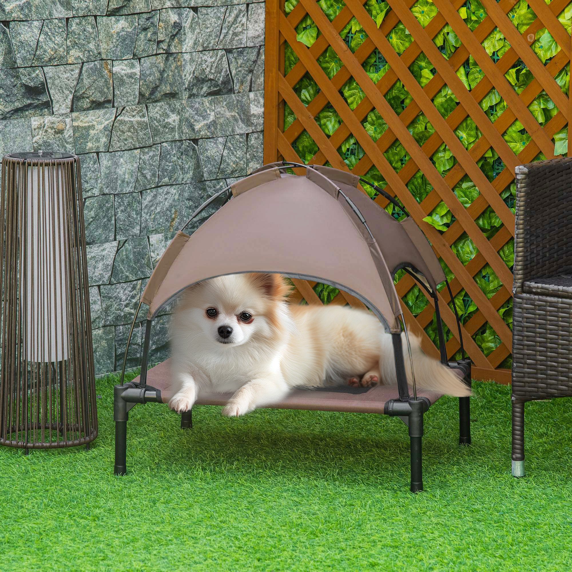 PawHut Tierbett Hundeliege mit Baldachin, erhöht, atmungsaktiv, für Camping, Netzstoff, für Garten, Balkon, Kaffee von PawHut