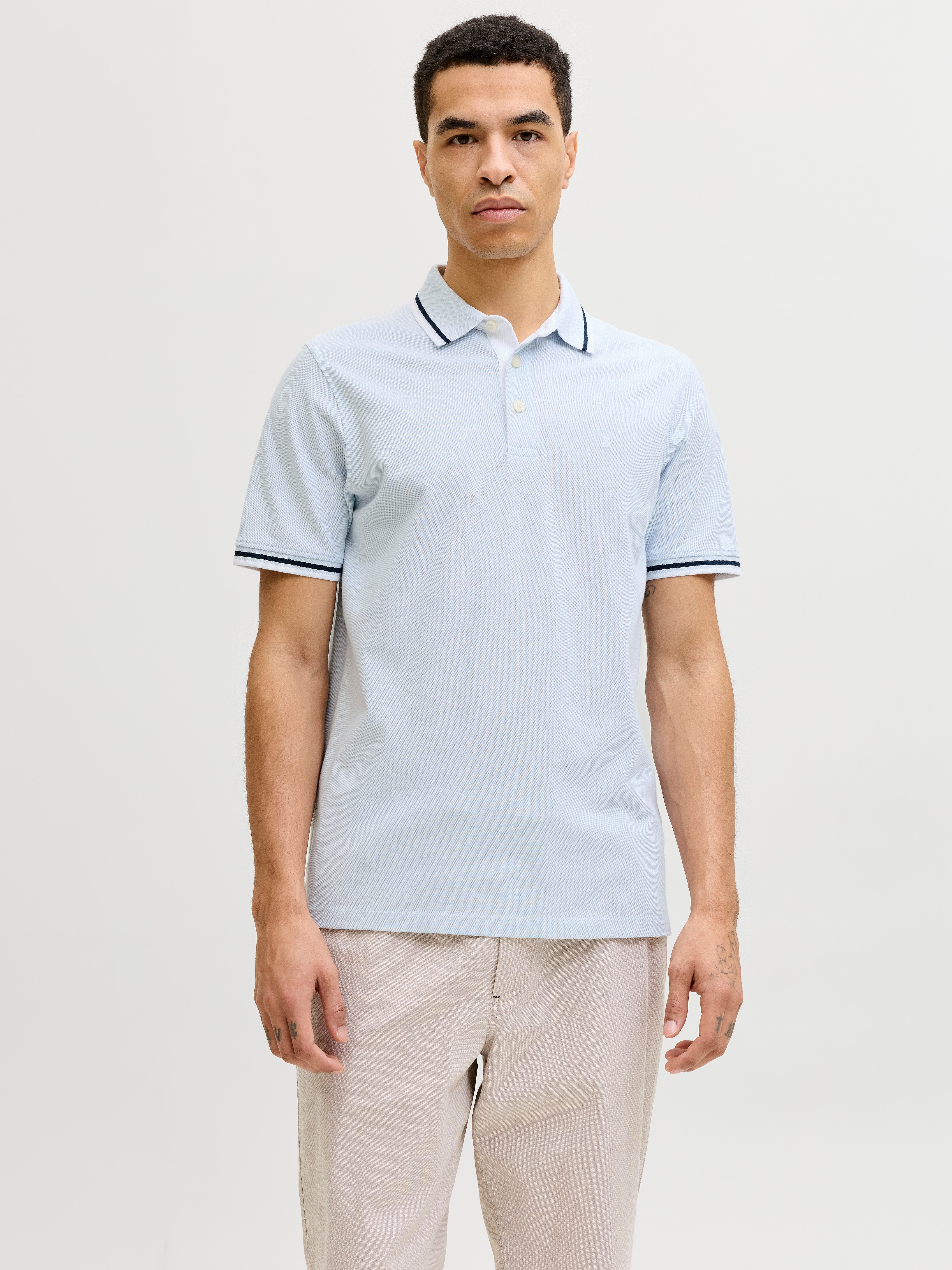 Jack & Jones Poloshirt JJEPAULOS Poloshirt mit klassischem Kragen und figurbetonter Form Logostickerei, modisch, schmal, Baumwolle, Polokragen