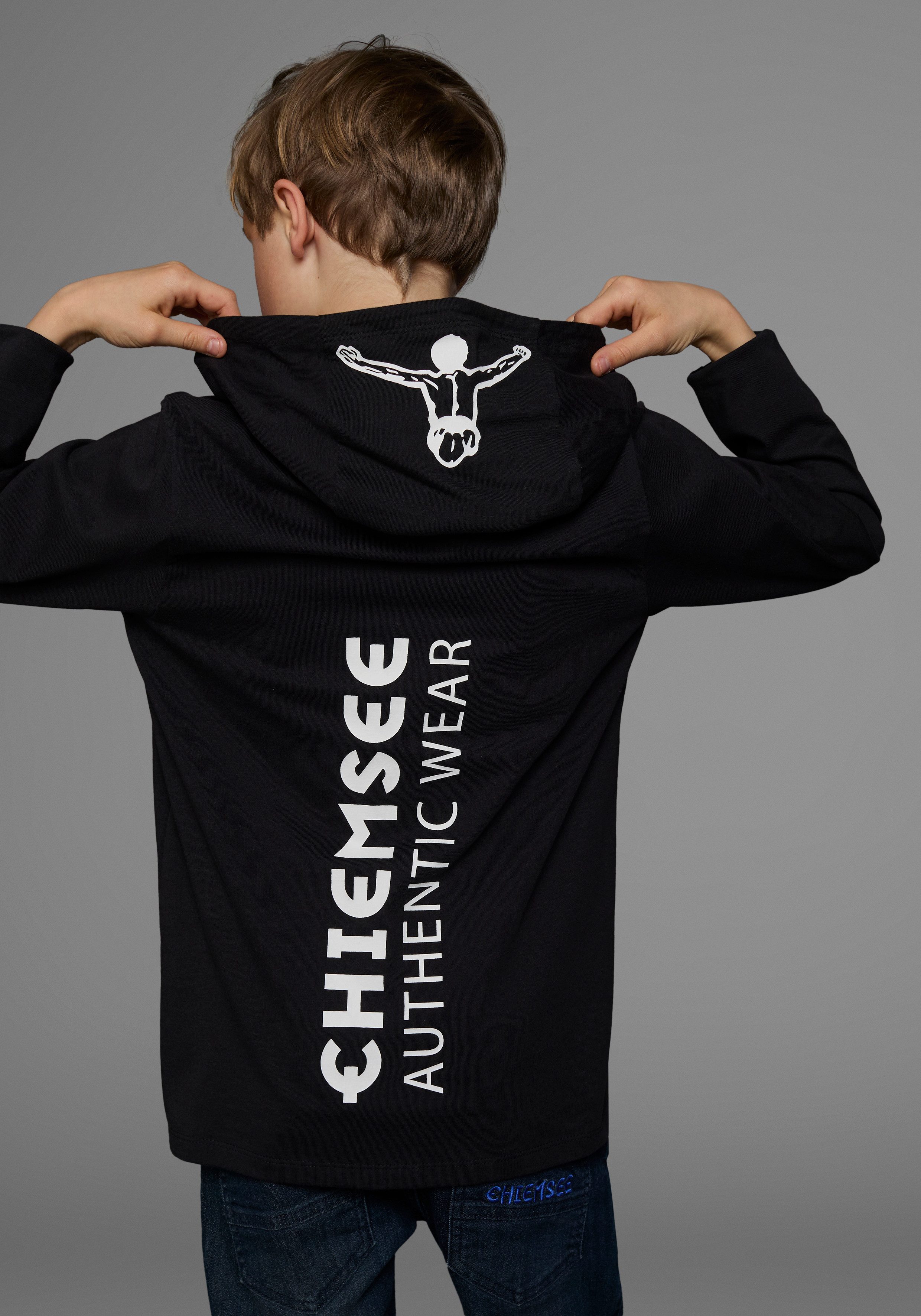 Chiemsee Kapuzenshirt Langarmshirt mit Kapuzendruck Langarm, Basic-Passform, bedruckt, aus 100% Baumwolle