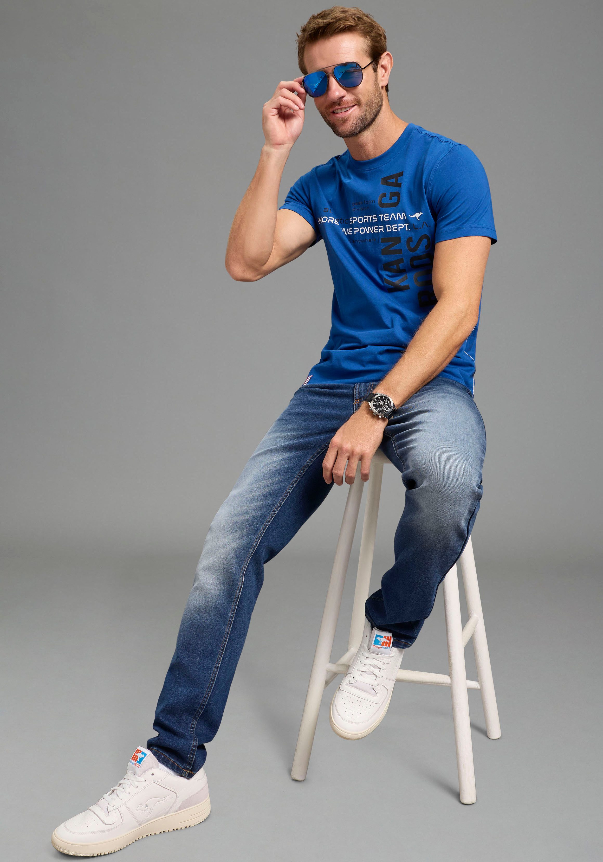 Man's World Sonnenbrille mit Federschanier-Bügeln Trapezform, Vollrand, dunkelgrau glänzender Rahmen und Bügel. € 26,99, (€ 26,99 pro 1 Stk).