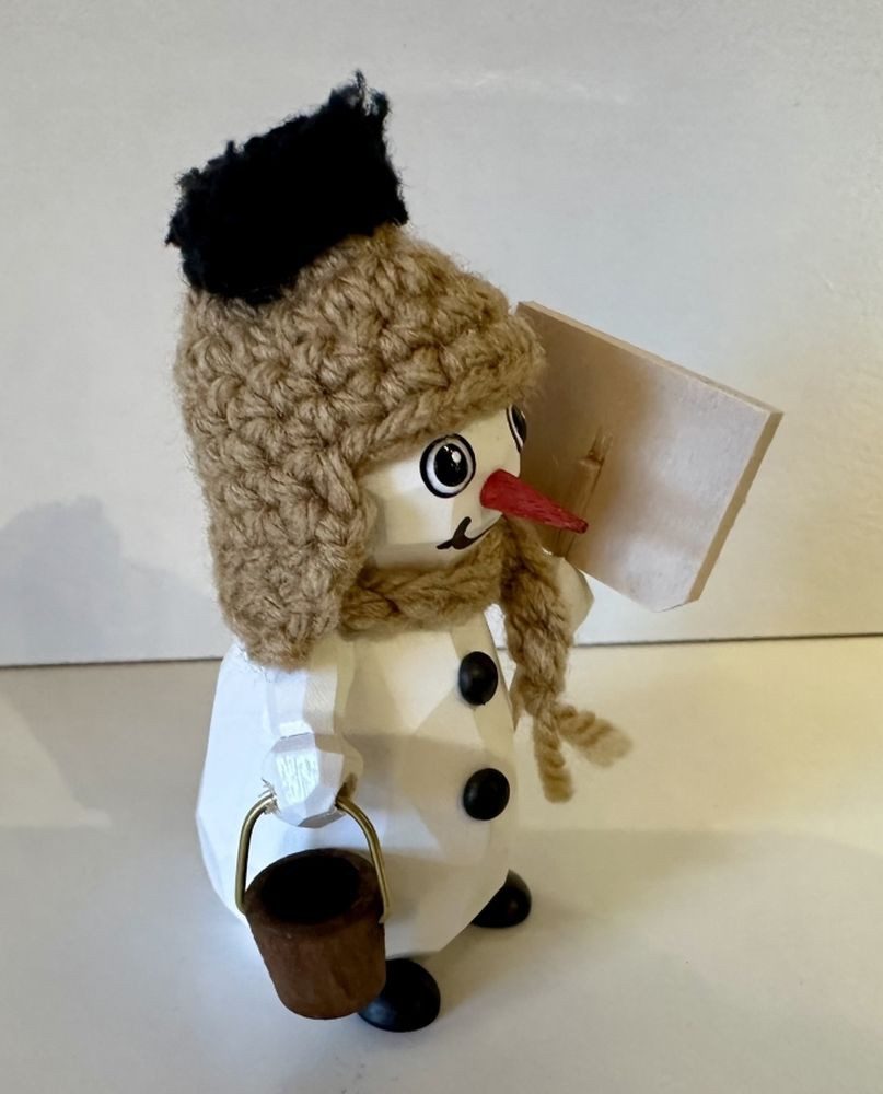 Schneemann Geschnitzter Schneemann Frosti Wolfgang mit Schneeschippe, Eimer und