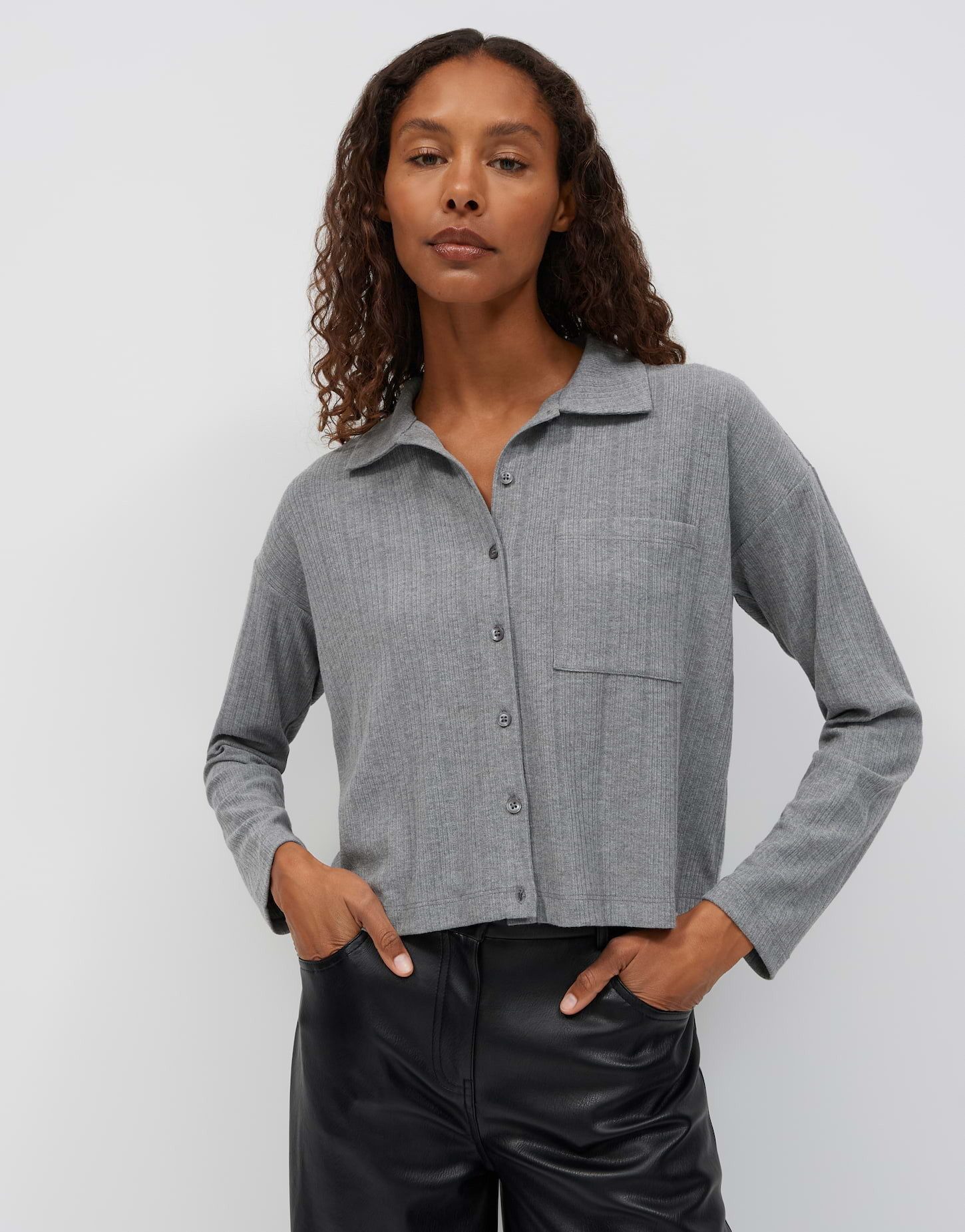 OPUS Langarmshirt Sawoni aus weichem Jersey Verkürzte Silhouette mit überschnittener Schulter und Brusttasche