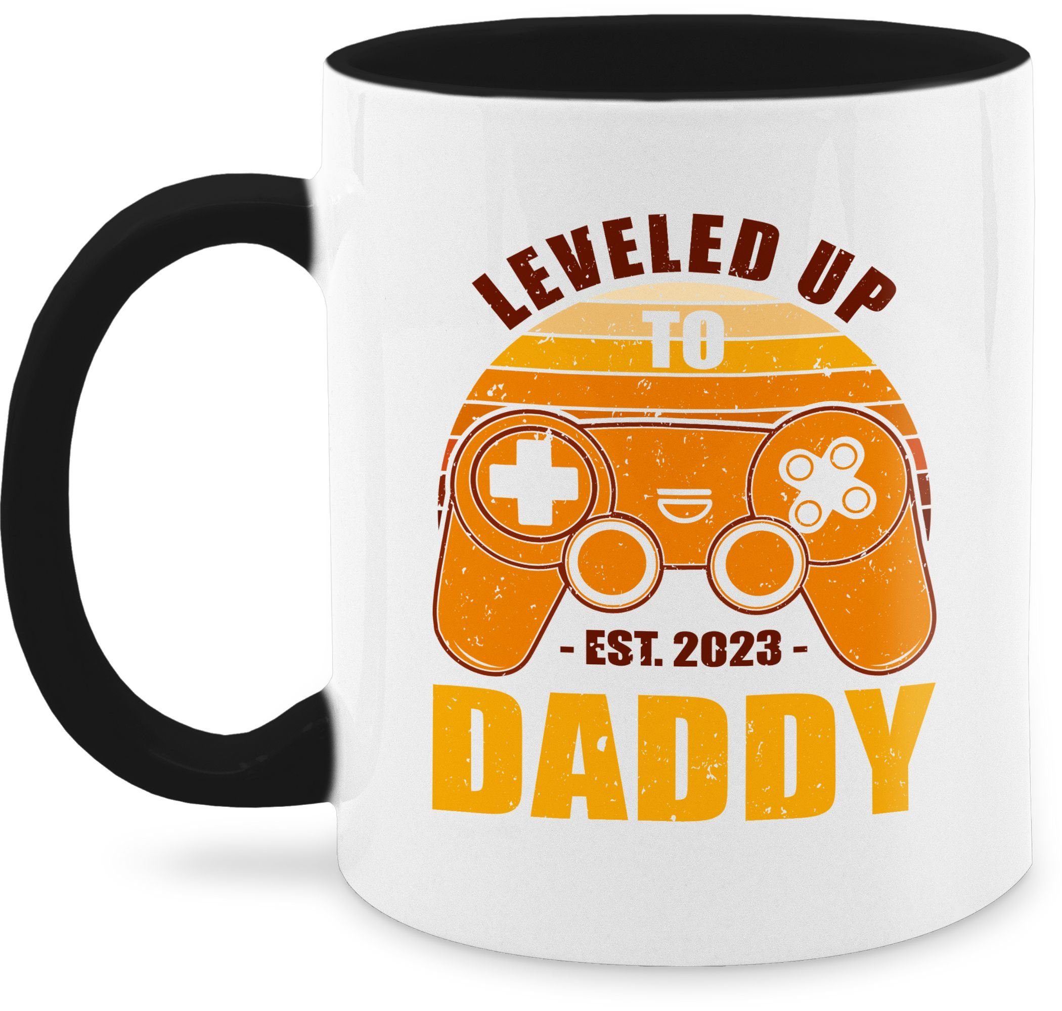 Shirtracer Tasse Leveled Up to Daddy Est 2023, Keramik, Geschenk Vatertag Kaffeetasse 1 Schwarz