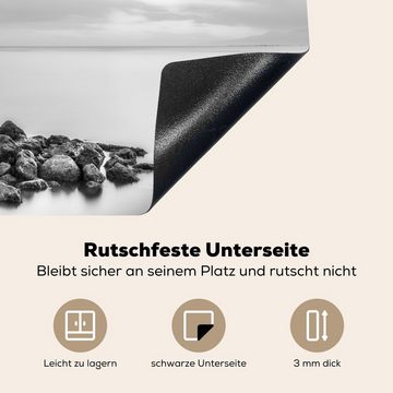 MuchoWow Herdblende-/Abdeckplatte Steine im Wasser schwarz und weiß, Vinyl, (1 tlg), 77x51 cm, Ceranfeldabdeckung, Arbeitsplatte für küche
