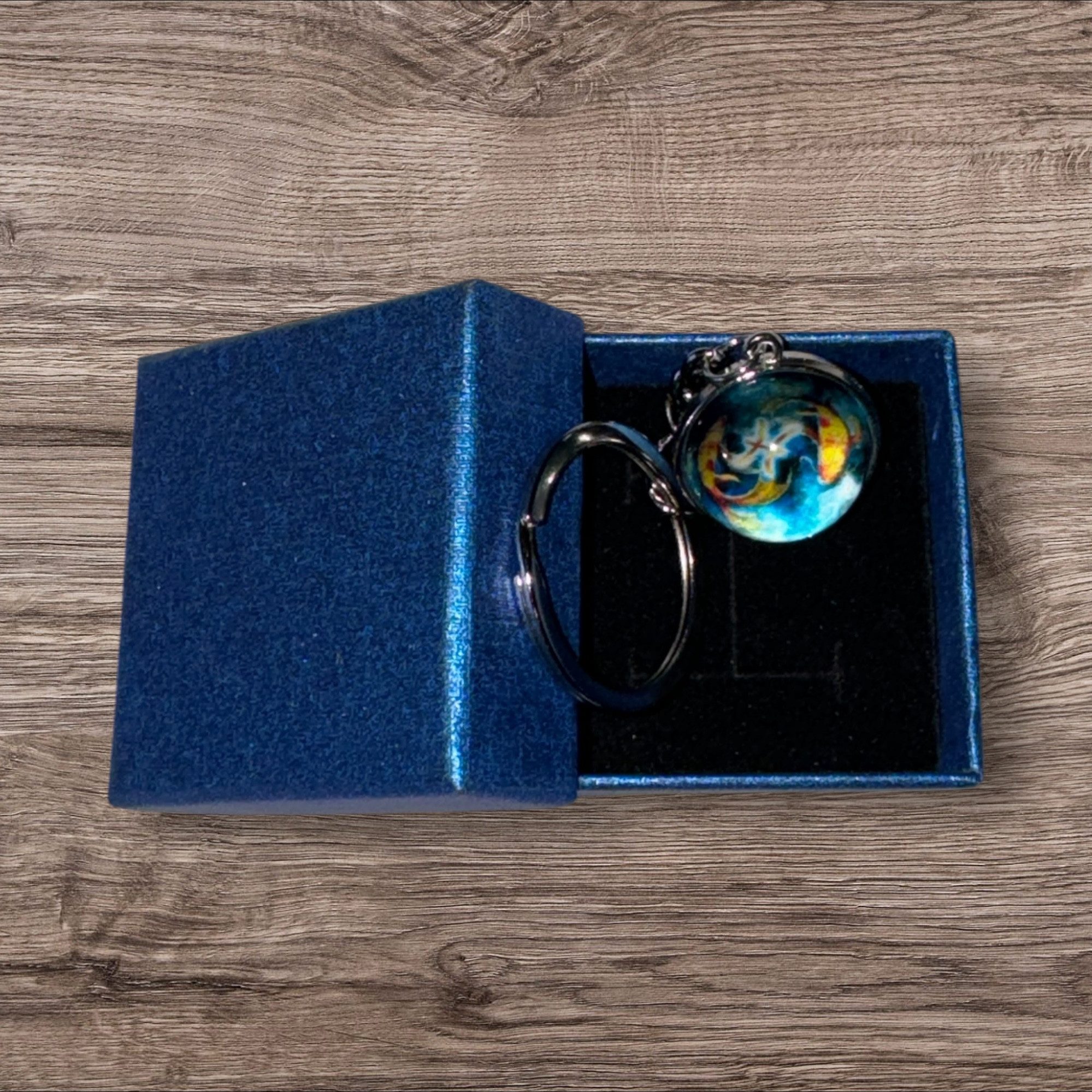 Stelby Schlüsselanhänger mit Gravur Fische Sternzeichen Schlüsselanhänger 3D mit Geschenkbox (Weihnachtsgeschenk, Geburtstagsgeschenk, Valentinstaggeschenk, Gravur mit Glow-Effekt), langlebig, pflegeleicht, unisex