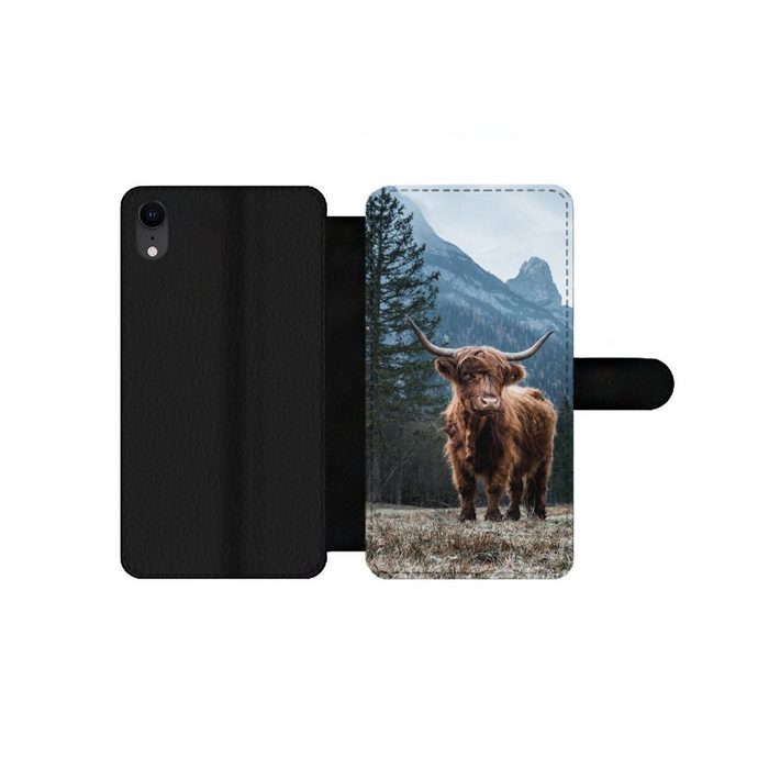 MuchoWow Handyhülle Schottische Highlander - Berg - Landschaft - Bäume - Kuh - Natur Handyhülle Telefonhülle Apple iPhone XR