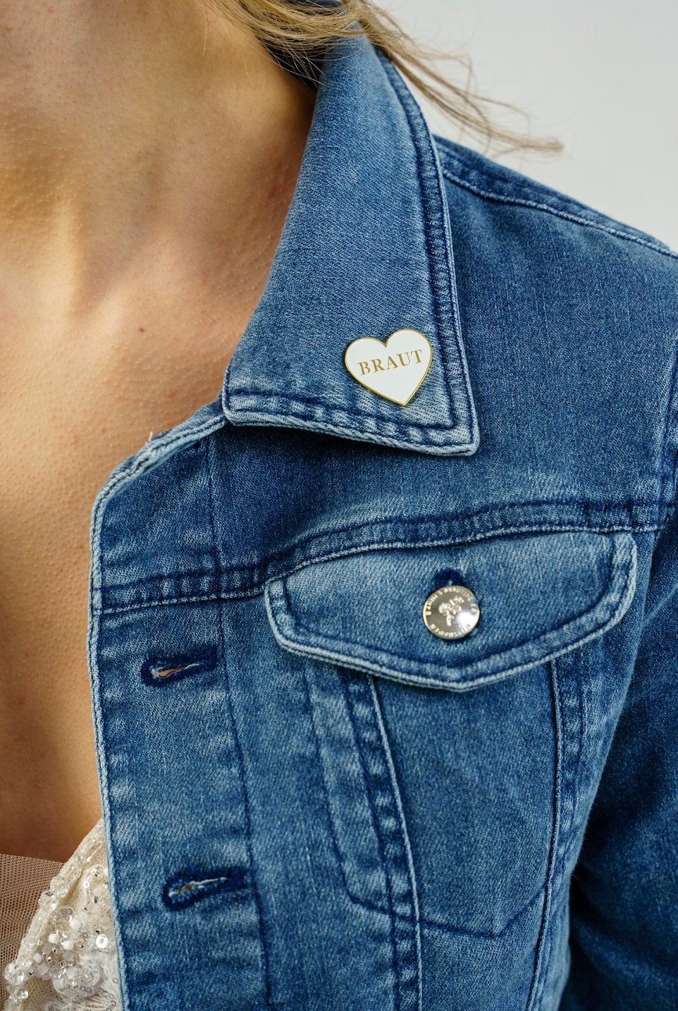 ANNI'S BRAUTJACKE Brosche "Braut" Ansteck-Pin in Herzform, Brosche für die Braut, Hochzeit mehr