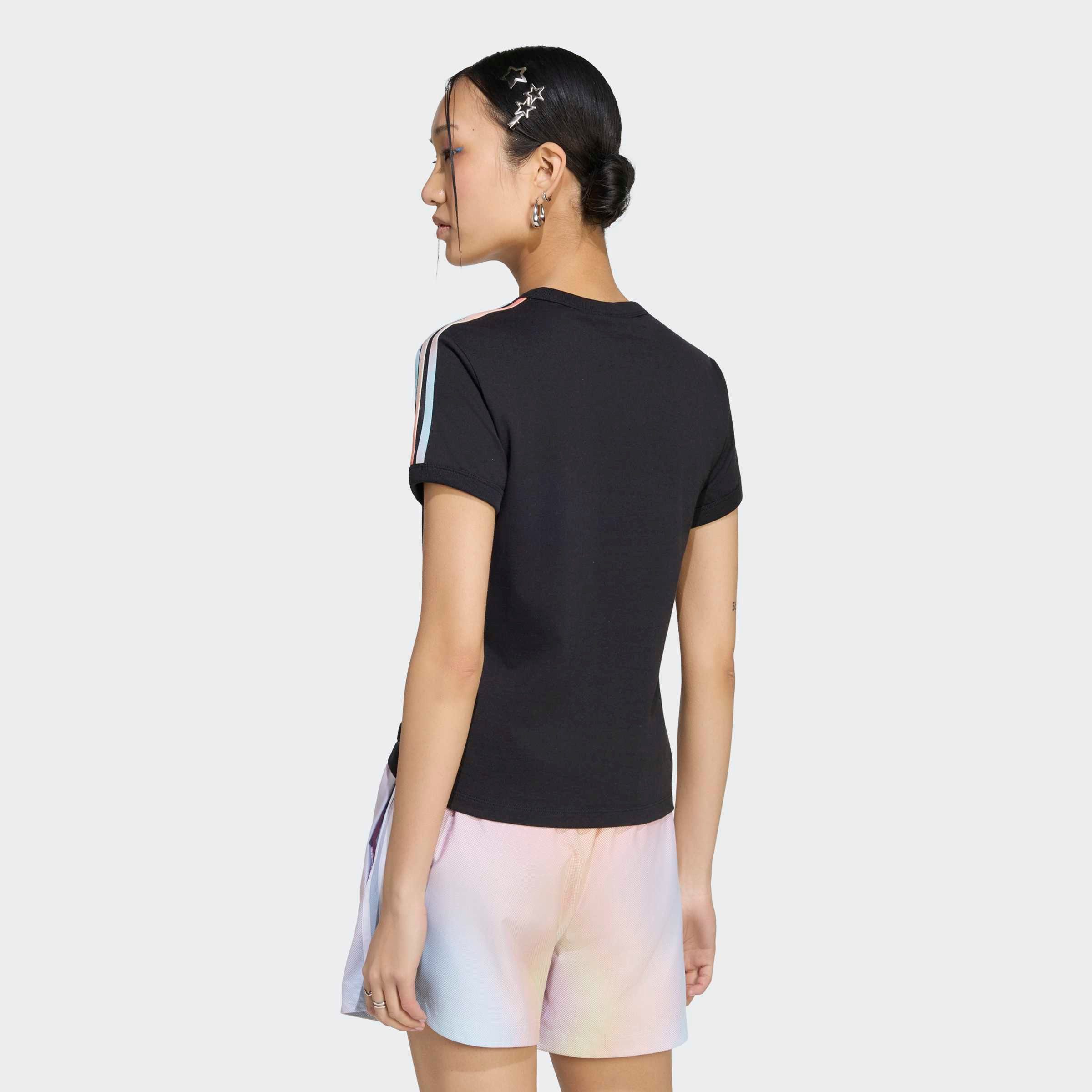 adidas Originals T-Shirt PRIDE GFX TEE für Erwachsene, mit Rundhalsausschnitt, ohne Verschluss, aus Baumwolle