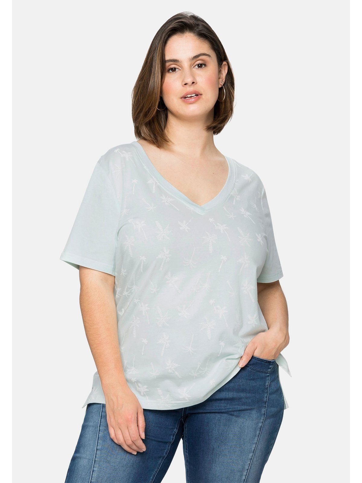 Sheego Große T-Shirt Größen Palmenprint und mit tiefem vorn V-Ausschnitt