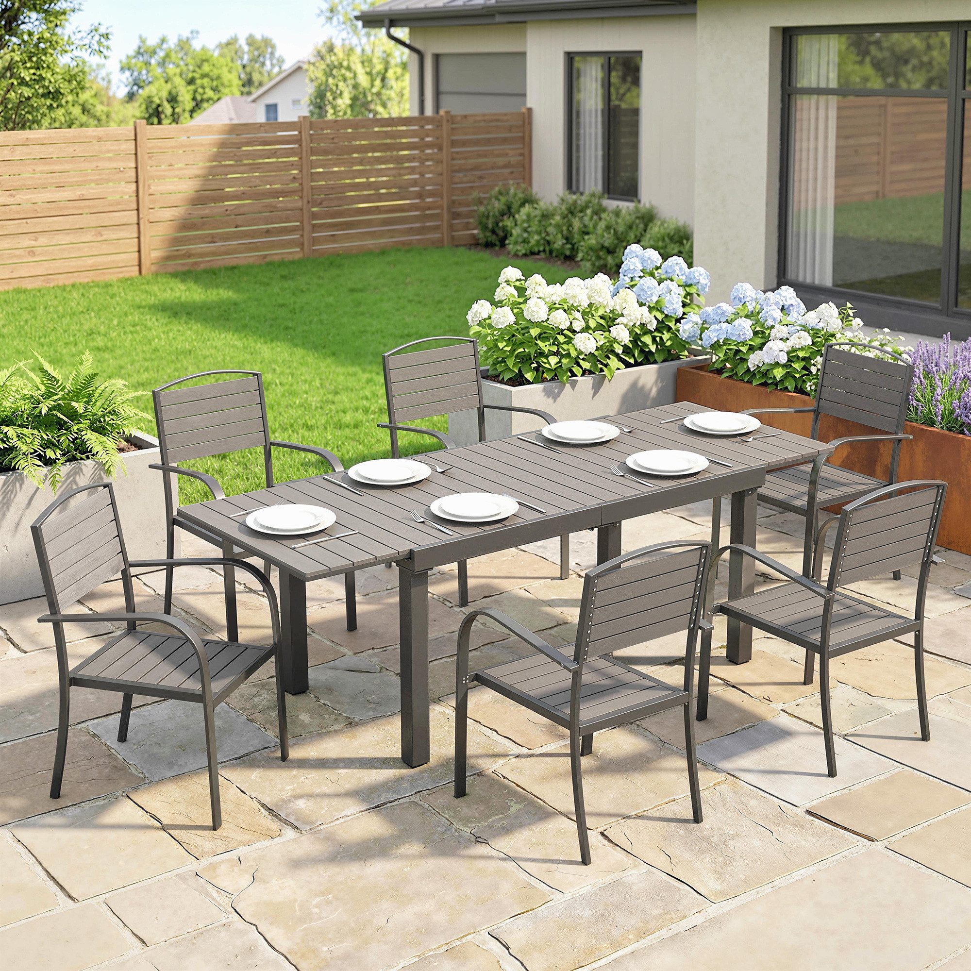 Outsunny Garten-Essgruppe Ausziehbar Tisch mit 6 stapelbaren Stühlen, Holzoptik, wetterfest, (Sitzgruppe, 7-tlg., Gartenmöbel Set), für Garten Balkon Terrasse Grau