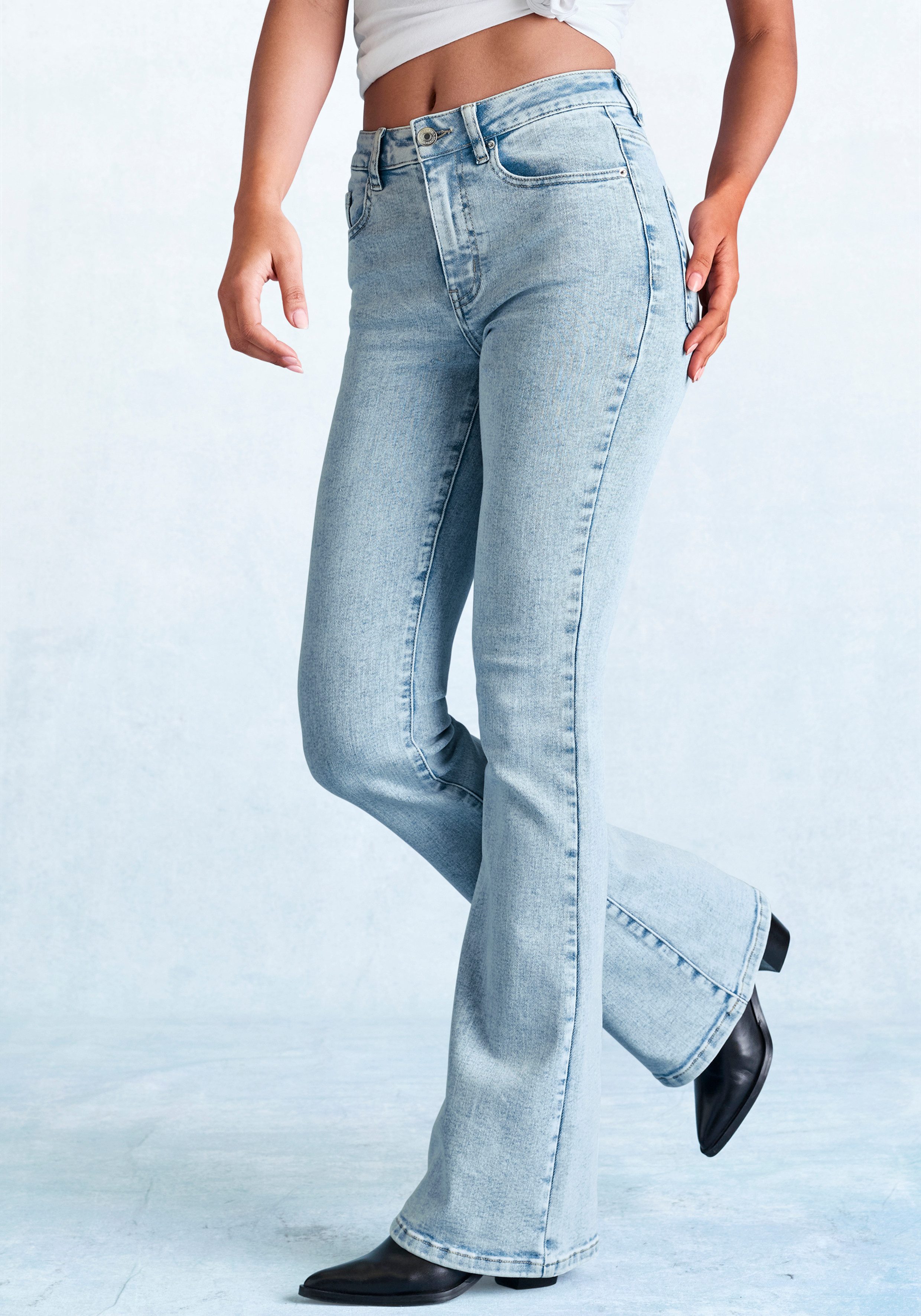 French Connection Bootcut-Jeans mit Used-Waschung und klassischem 5-Pocket-Design ausgestellte Beinform, Flared-Jeans, Stretchjeans,elastisches Material. € 89,99