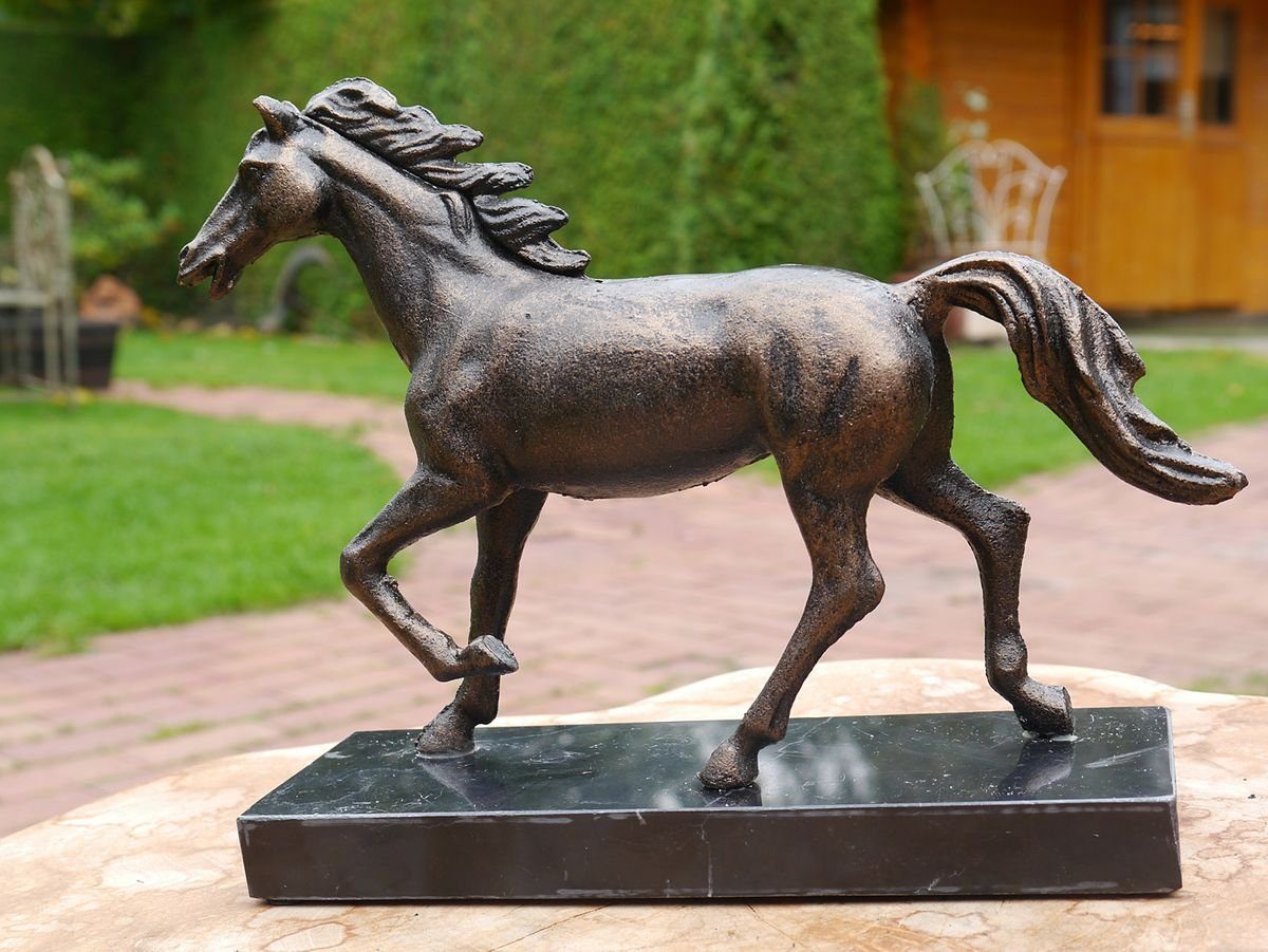 Bronzeoptik Figur auf Tierfigur Marmorsockel Gusseisen aus einem AFG in Pferd
