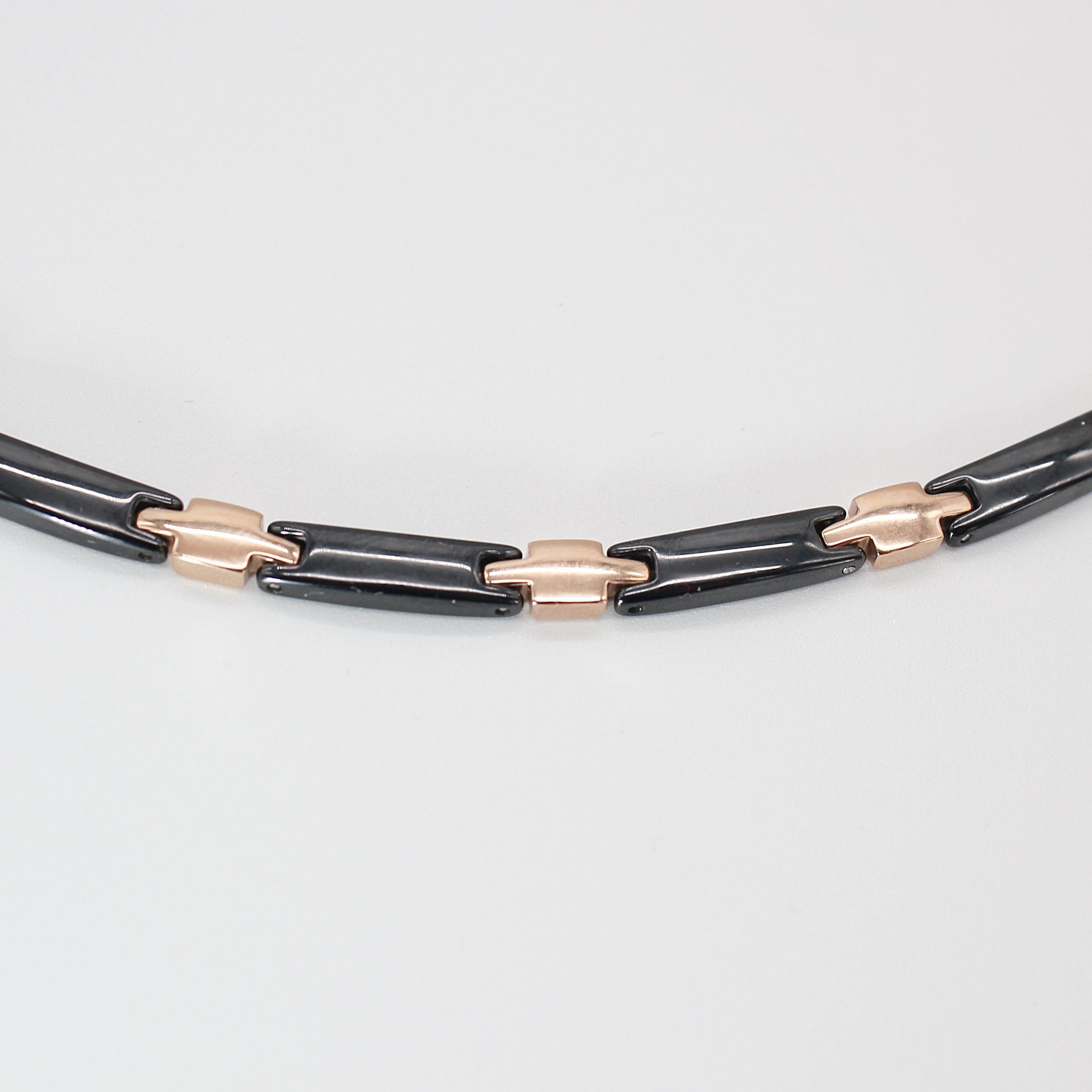 ELLAWIL Collier Collier / Halskette Damenkette Collierkette Gliederkette Kette (aus schwarzer Keramik mit rosegoldfarbener Edelstahl, Kettenlänge 50 cm, Breite  – Bild 2 von 5