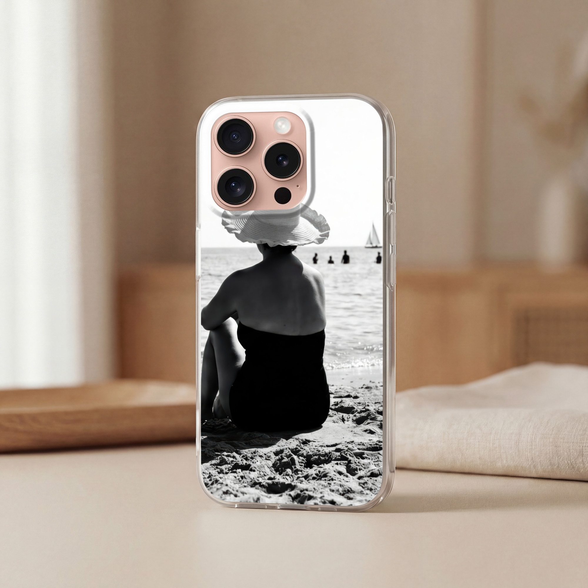 MuchoWow Handyhülle für Apple iPhone 16 Pro Frauen - Sonnenhut - Strand - Schwarz - Weiß, Smartphone-Bumper, Print, Handy Schutzhülle Dünn