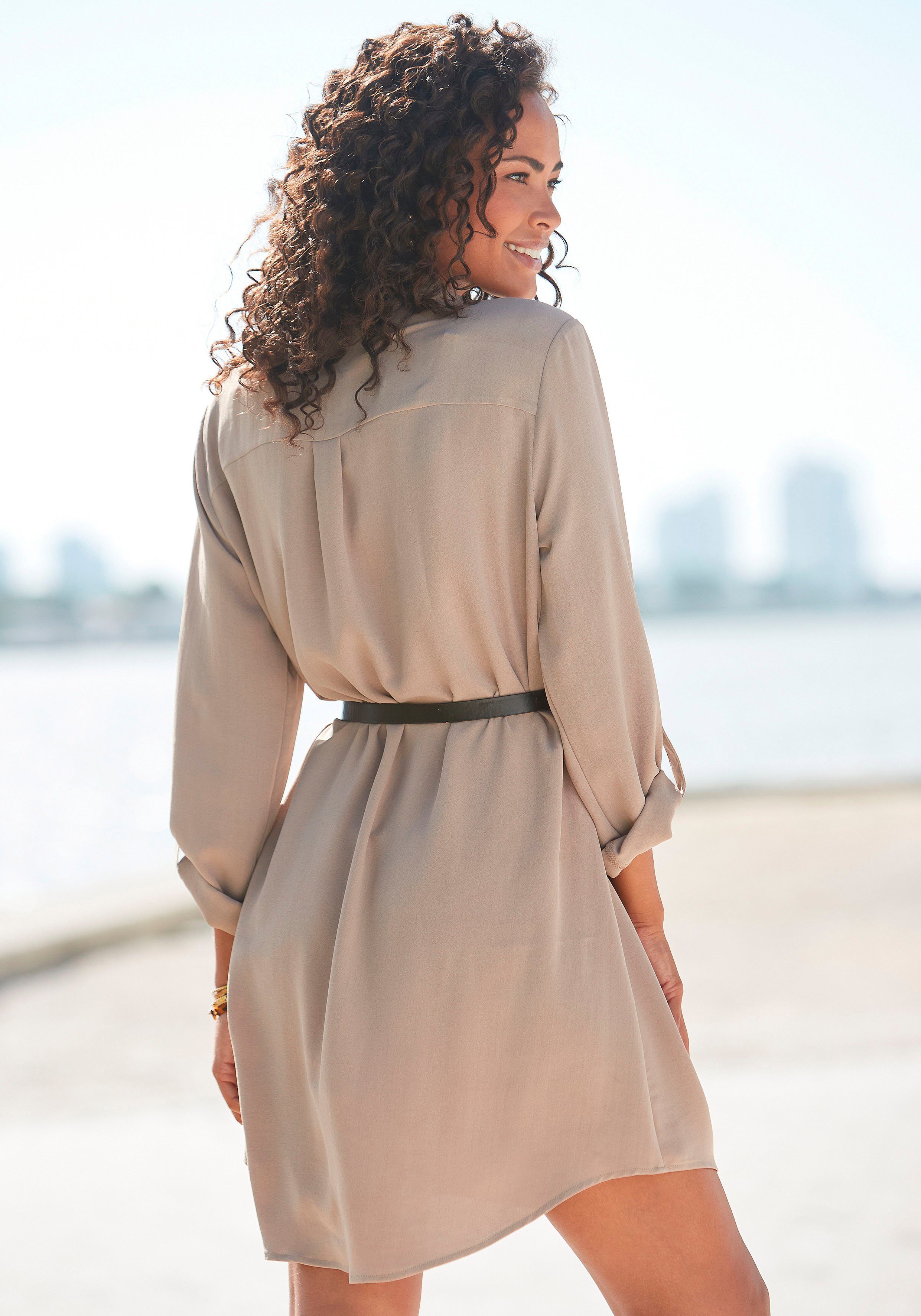 LASCANA Longbluse mit Gürtel in Lederoptik Tunikakleid aus glatter Ware, lockeres Blusenkleid, elegant-festlich – Bild 3 von 5