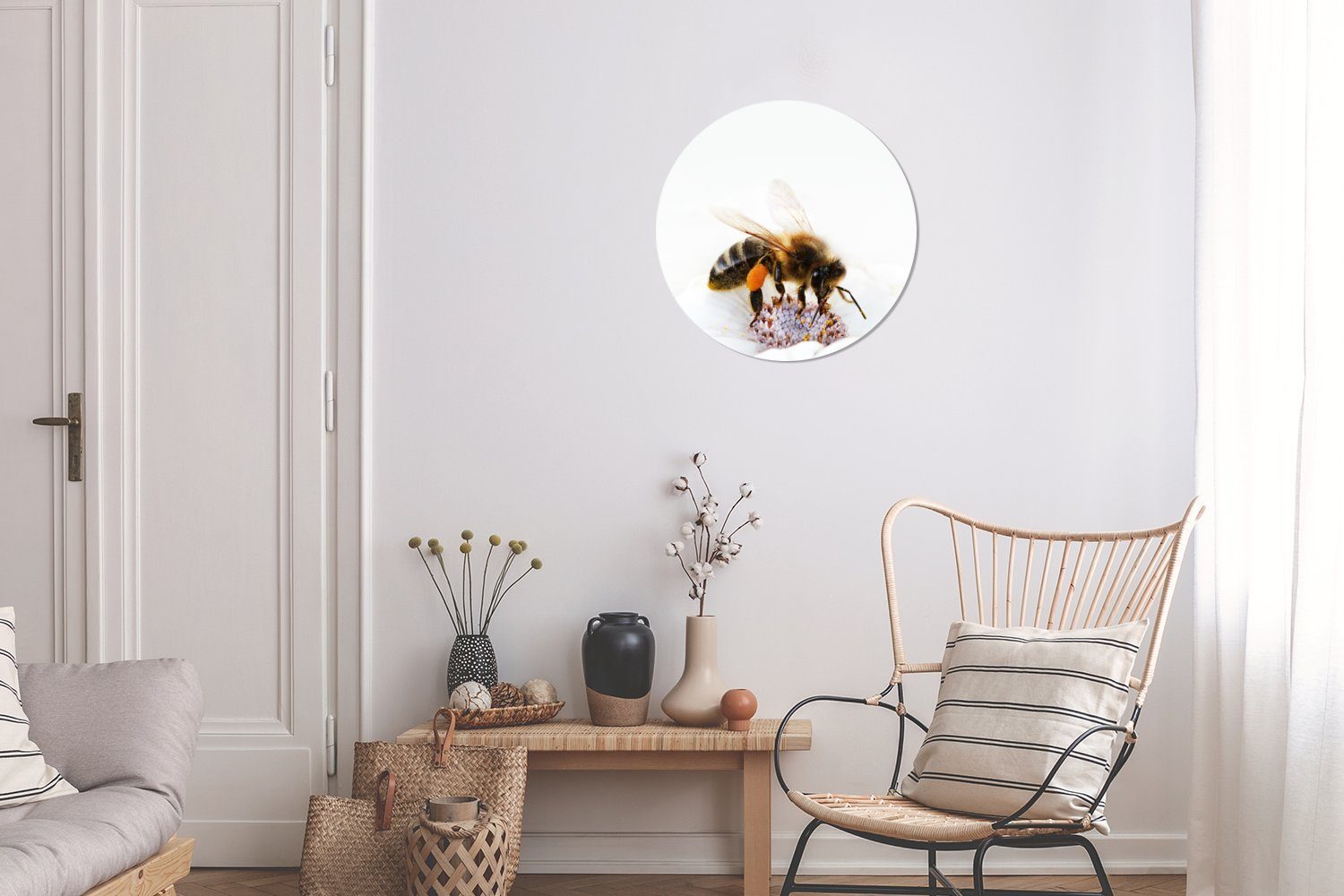 Rundes Honigbiene Gemälde St), Wandbild, MuchoWow (1 weißen cm Wohnzimmer, auf Wanddekoration 30x30 Blüte, einer Nahaufnahme Forex, einer Kreis