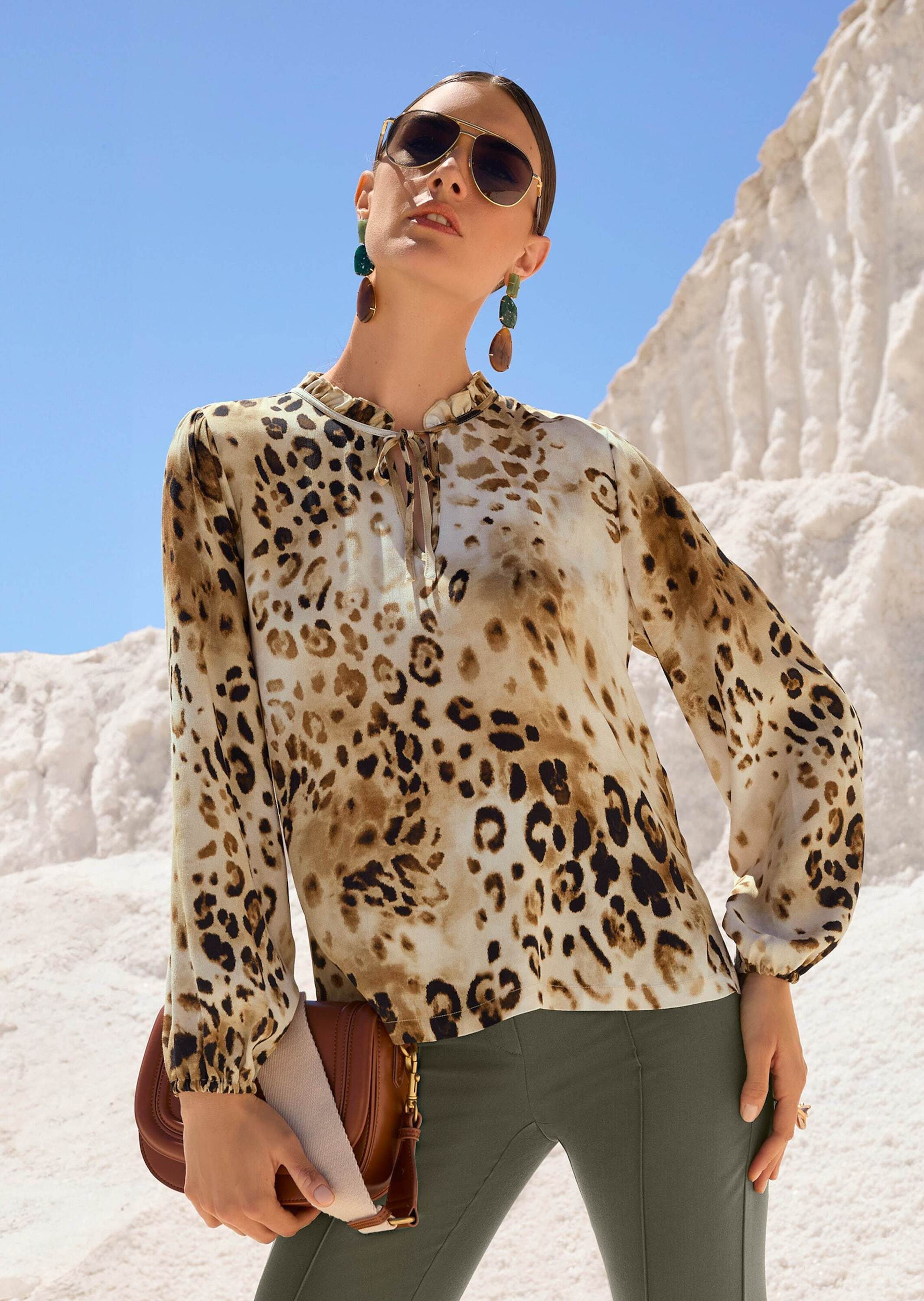 MADELEINE Langarmbluse Leo-Dessin Bluse in Tunika-Form Animal-Optik mit V-Ausschnitt und elastischem Ärmelabschluss