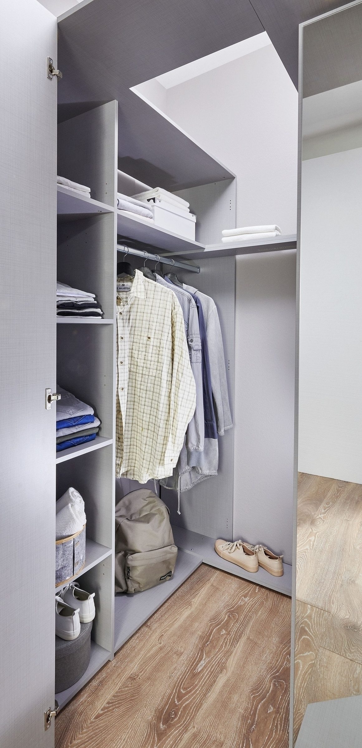 freiraum Drehtürenschrank NORDERNEY begehbar, 9 Böden, Stange, Spiegel, in WEISS - 135x197x97cm (BxHxT)