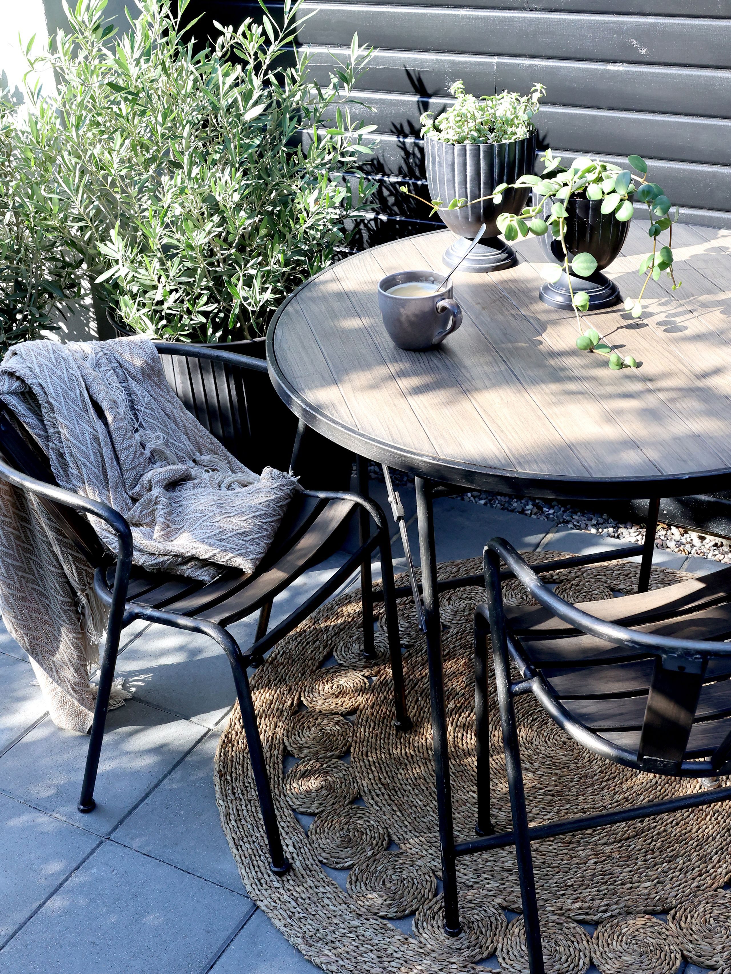 Chic Antique Gartentisch Gartenmöbel Outdoormöbel Balkonmöbel Factory Tisch mit zwei Stühlen