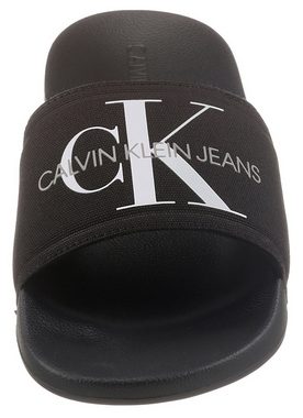 Calvin Klein Jeans Pantolette, Sommerschuh, Schlappen, Poolslides, mit auffälligem Logo, E-Weite