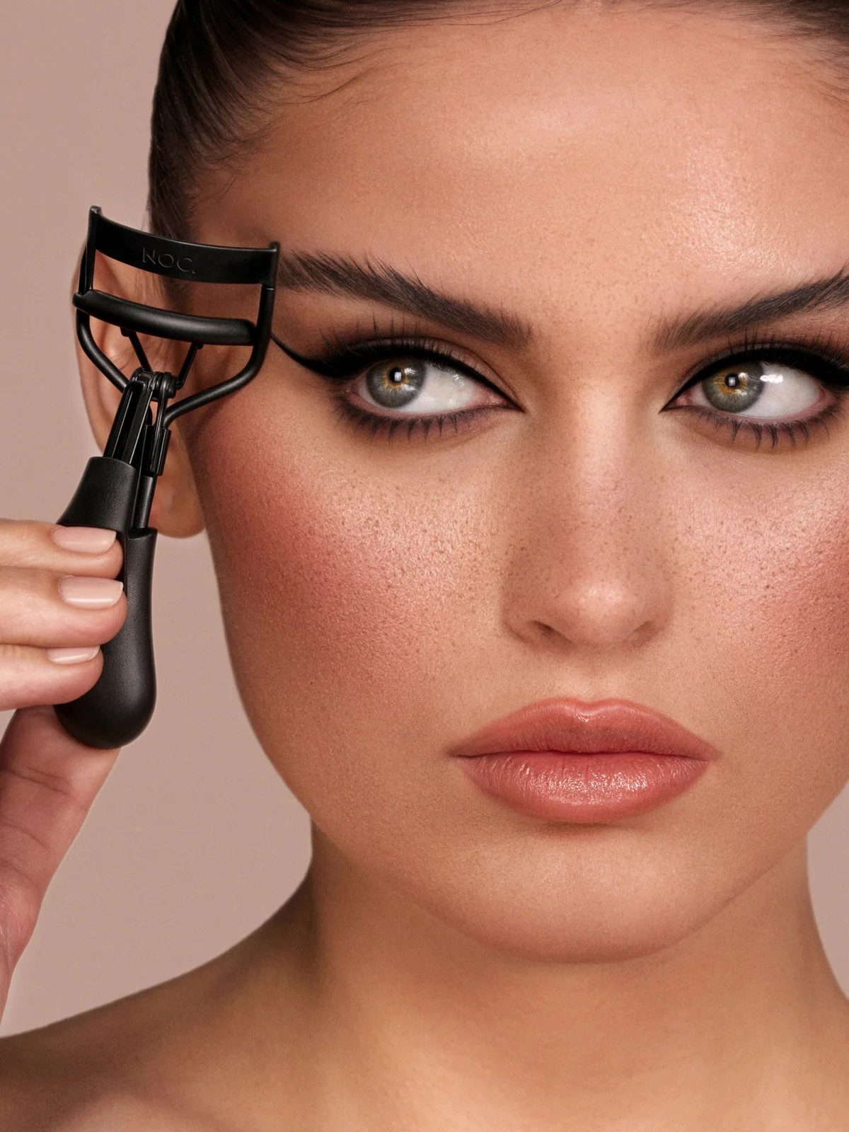 NOC. Cosmetics Wimpernzange Cleopatra's Spell, 1-tlg., Ergonomische Wimpernzange mit weichen Silikonpads