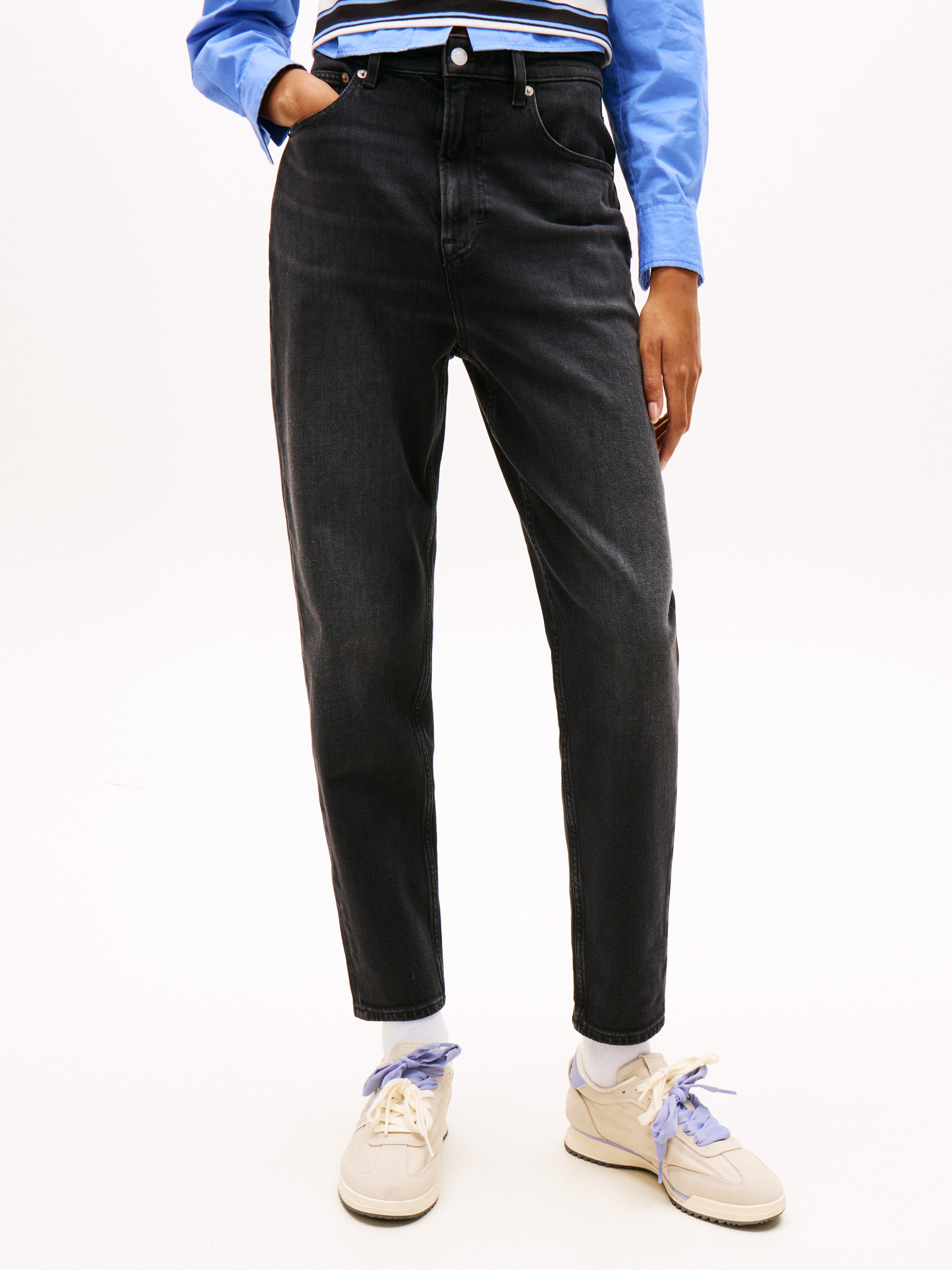 Tommy Jeans Mom-Jeans MOM JEAN UH TPR mit Logo-Stickereien, in knöchelfreier Länge