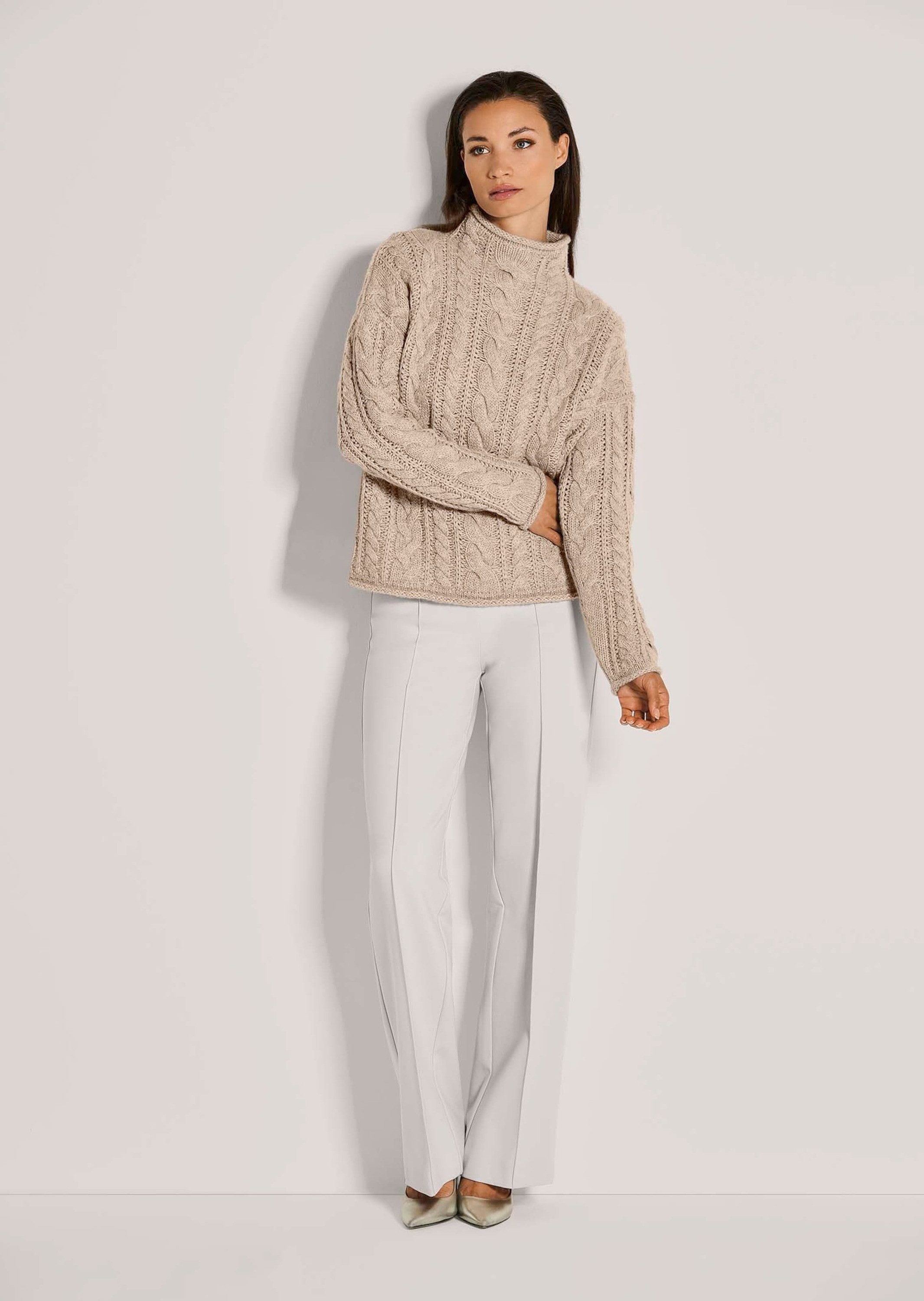 MADELEINE Strickpullover Stilvoller Grobstrickpullover mit Zopfmuster Flauschiger Wollpullover mit Stehkragen und Langarm