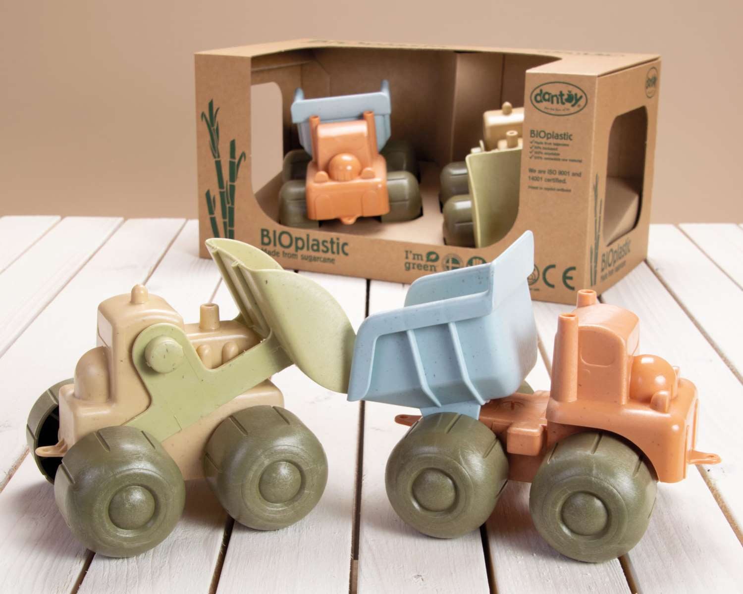 dantoy Spielzeug-LKW Bio Set LKW + Bagger Kinder-Spielzeug, Handbagger Laster aus Bio-Kunststoff Sandkasten in Geschenk Box